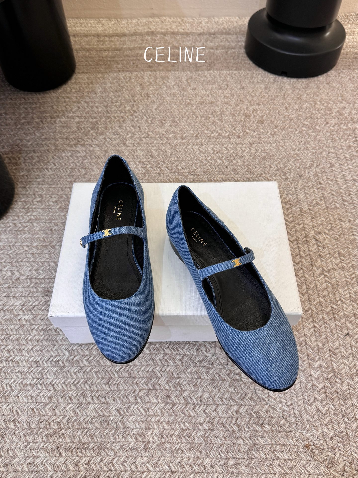 CELIN* 一双过分美丽的玛丽珍鞋穿脱很方便，柔软的漆皮面料加分时髦度，我要通过这款鞋消除漆皮在大家心