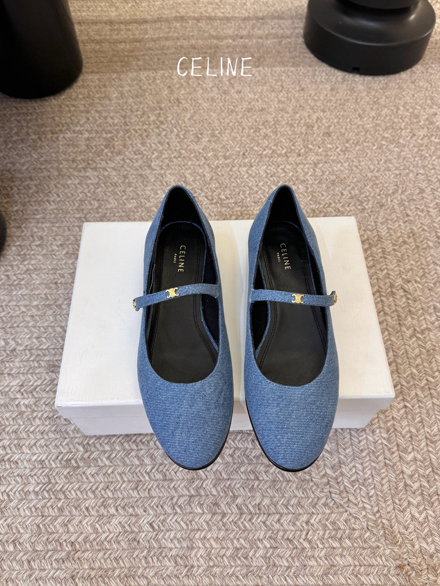 CELIN* 一双过分美丽的玛丽珍鞋穿脱很方便，柔软的漆皮面料加分时髦度，我要通过这款鞋消除漆皮在大家心