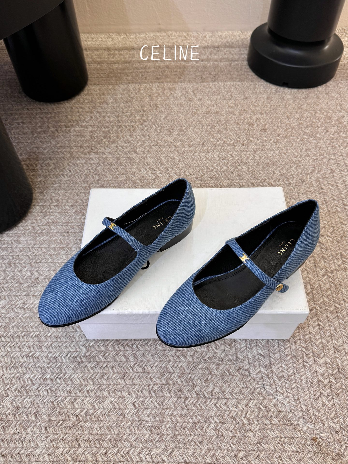 CELIN* 一双过分美丽的玛丽珍鞋穿脱很方便，柔软的漆皮面料加分时髦度，我要通过这款鞋消除漆皮在大家心