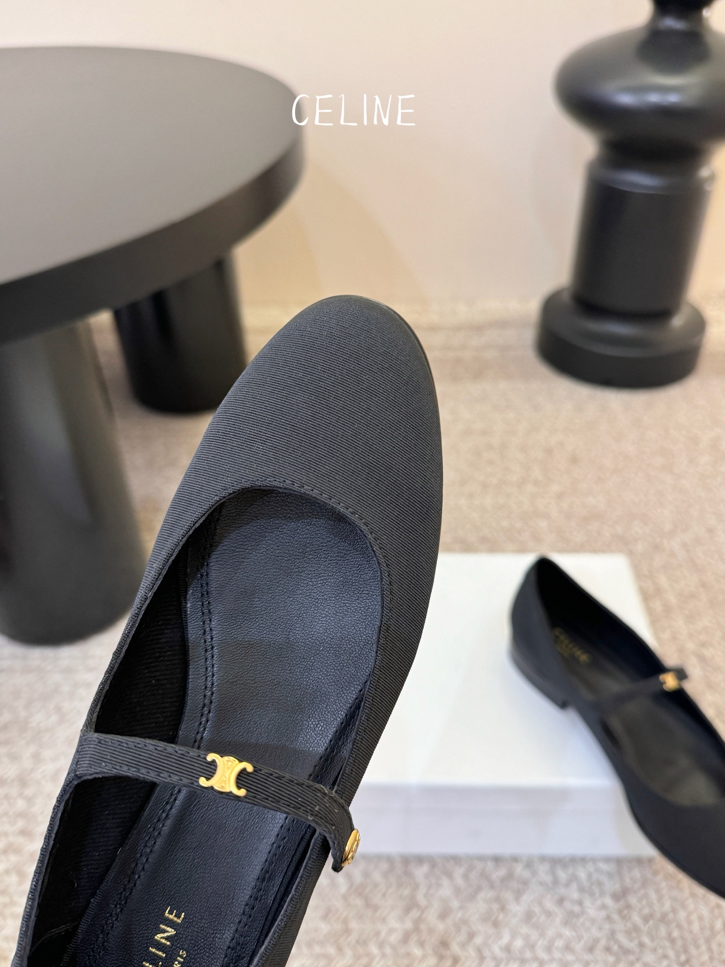 CELIN* 一双过分美丽的玛丽珍鞋穿脱很方便，柔软的漆皮面料加分时髦度，我要通过这款鞋消除漆皮在大家心