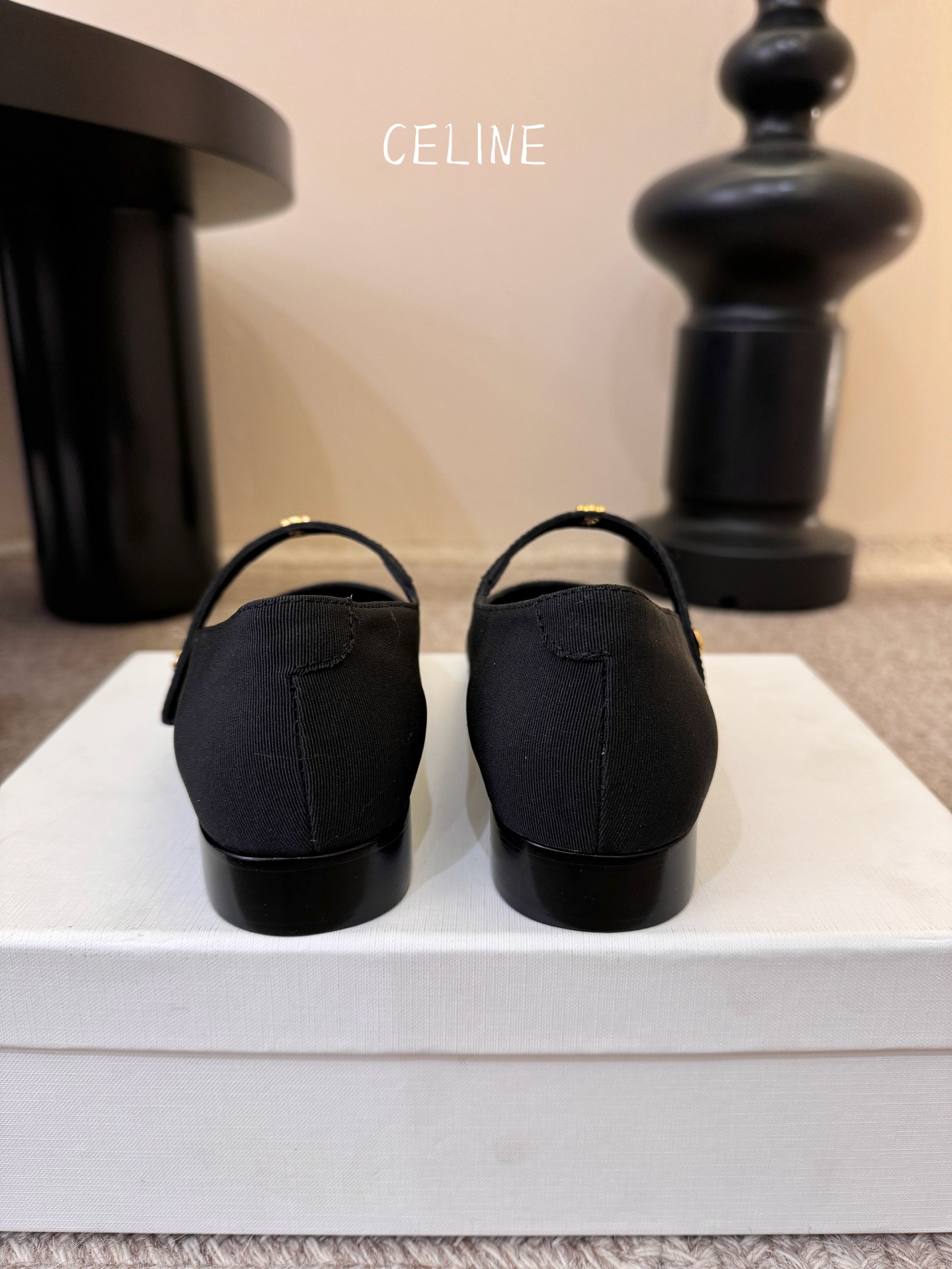 CELIN* 一双过分美丽的玛丽珍鞋穿脱很方便，柔软的漆皮面料加分时髦度，我要通过这款鞋消除漆皮在大家心