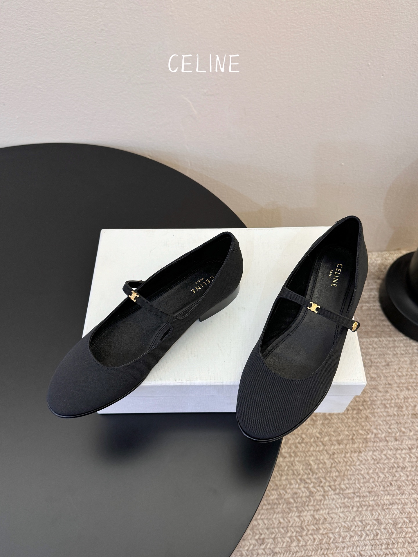 CELIN* 一双过分美丽的玛丽珍鞋穿脱很方便，柔软的漆皮面料加分时髦度，我要通过这款鞋消除漆皮在大家心