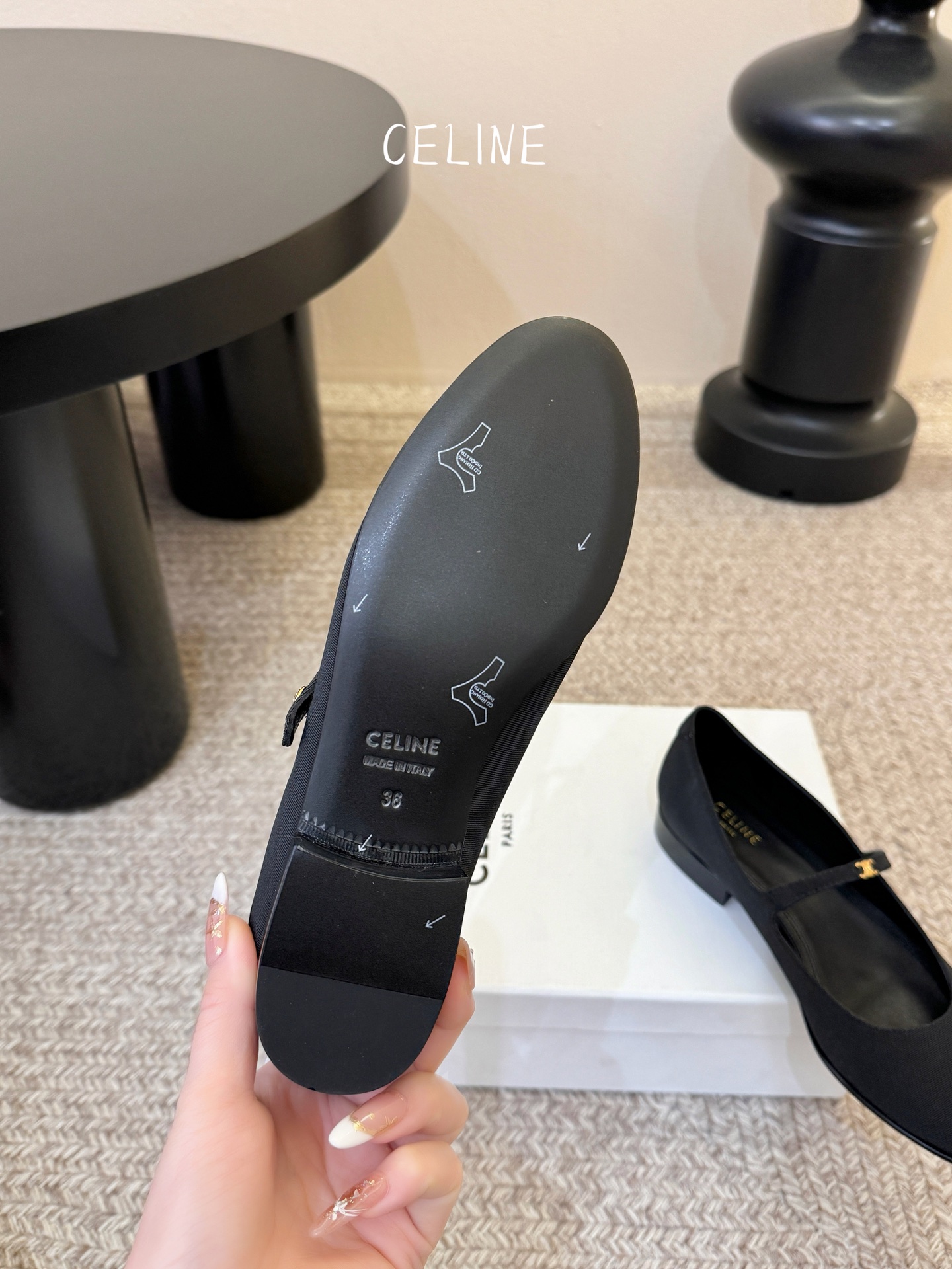 CELIN* 一双过分美丽的玛丽珍鞋穿脱很方便，柔软的漆皮面料加分时髦度，我要通过这款鞋消除漆皮在大家心