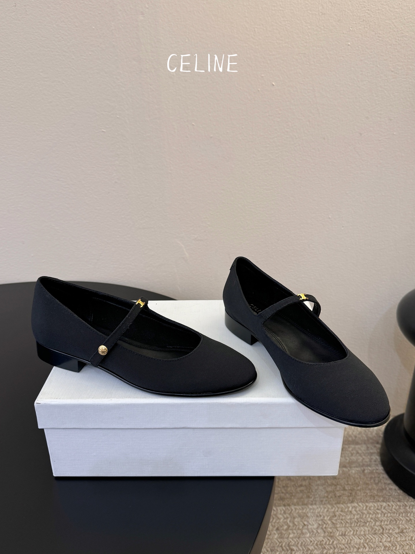 CELIN* 一双过分美丽的玛丽珍鞋穿脱很方便，柔软的漆皮面料加分时髦度，我要通过这款鞋消除漆皮在大家心