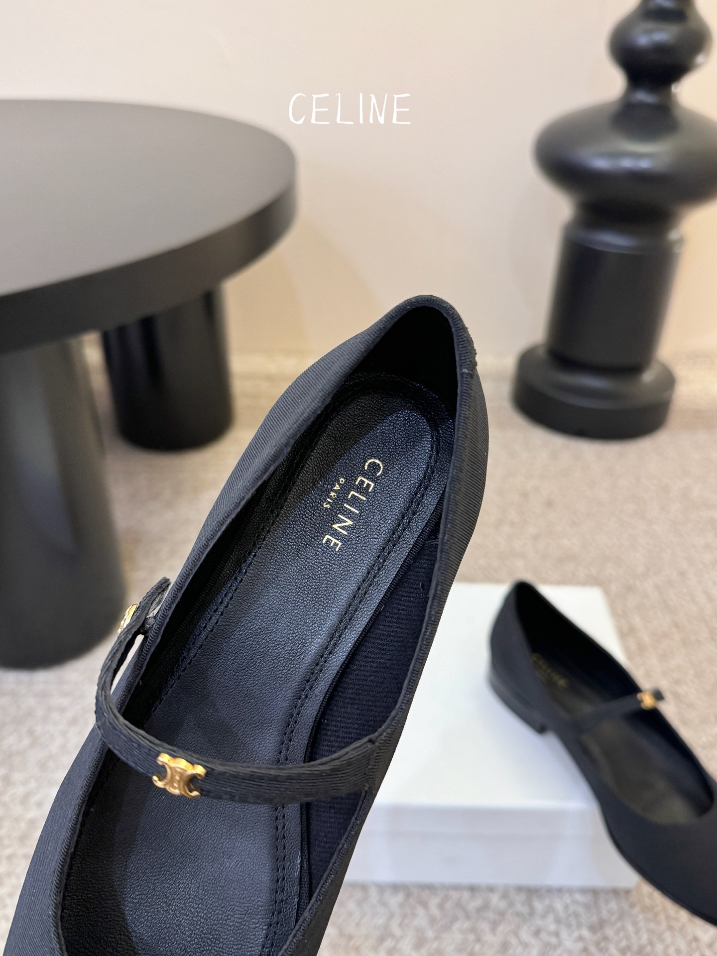 CELIN* 一双过分美丽的玛丽珍鞋穿脱很方便，柔软的漆皮面料加分时髦度，我要通过这款鞋消除漆皮在大家心