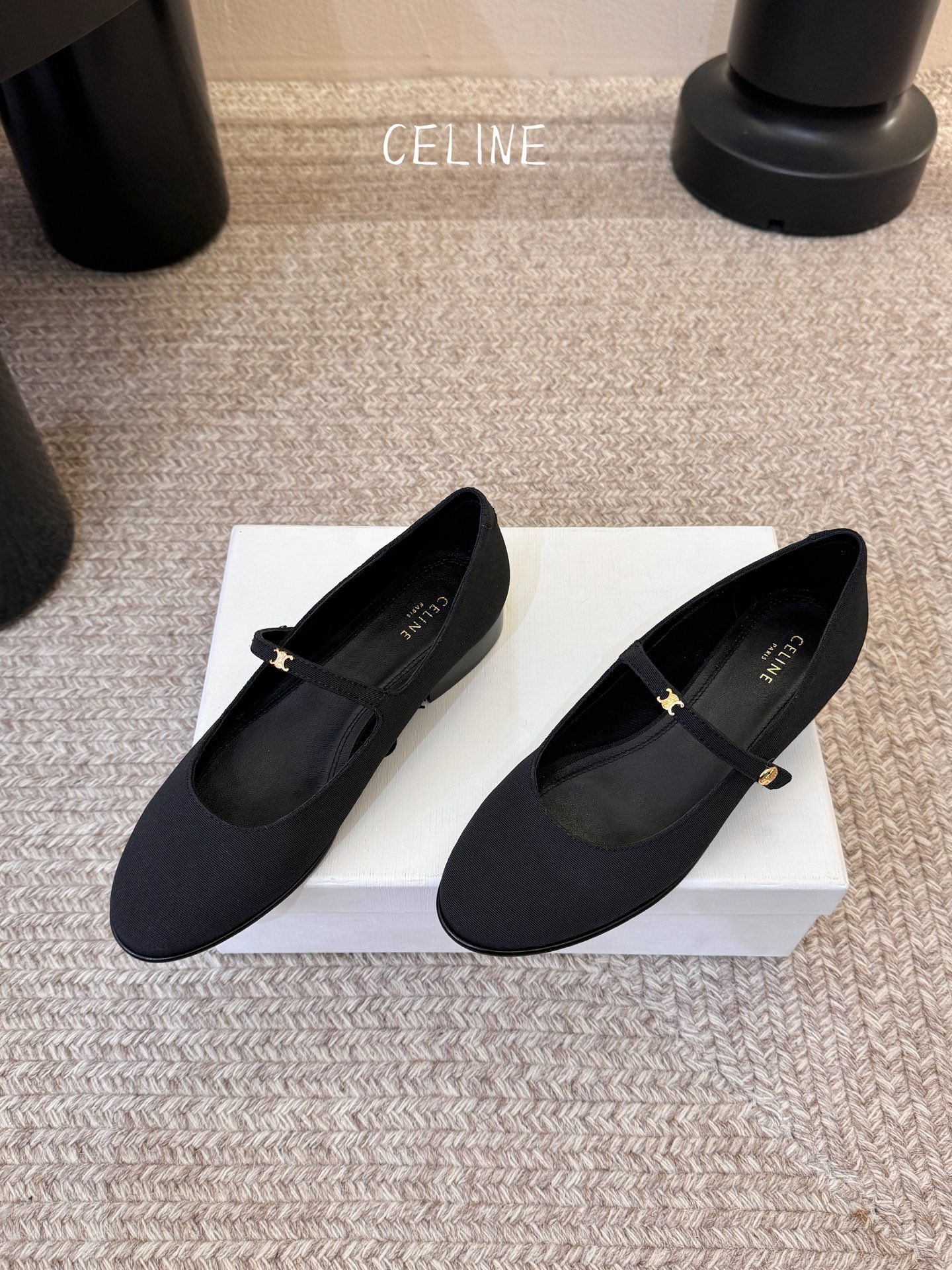 CELIN* 一双过分美丽的玛丽珍鞋穿脱很方便，柔软的漆皮面料加分时髦度，我要通过这款鞋消除漆皮在大家心