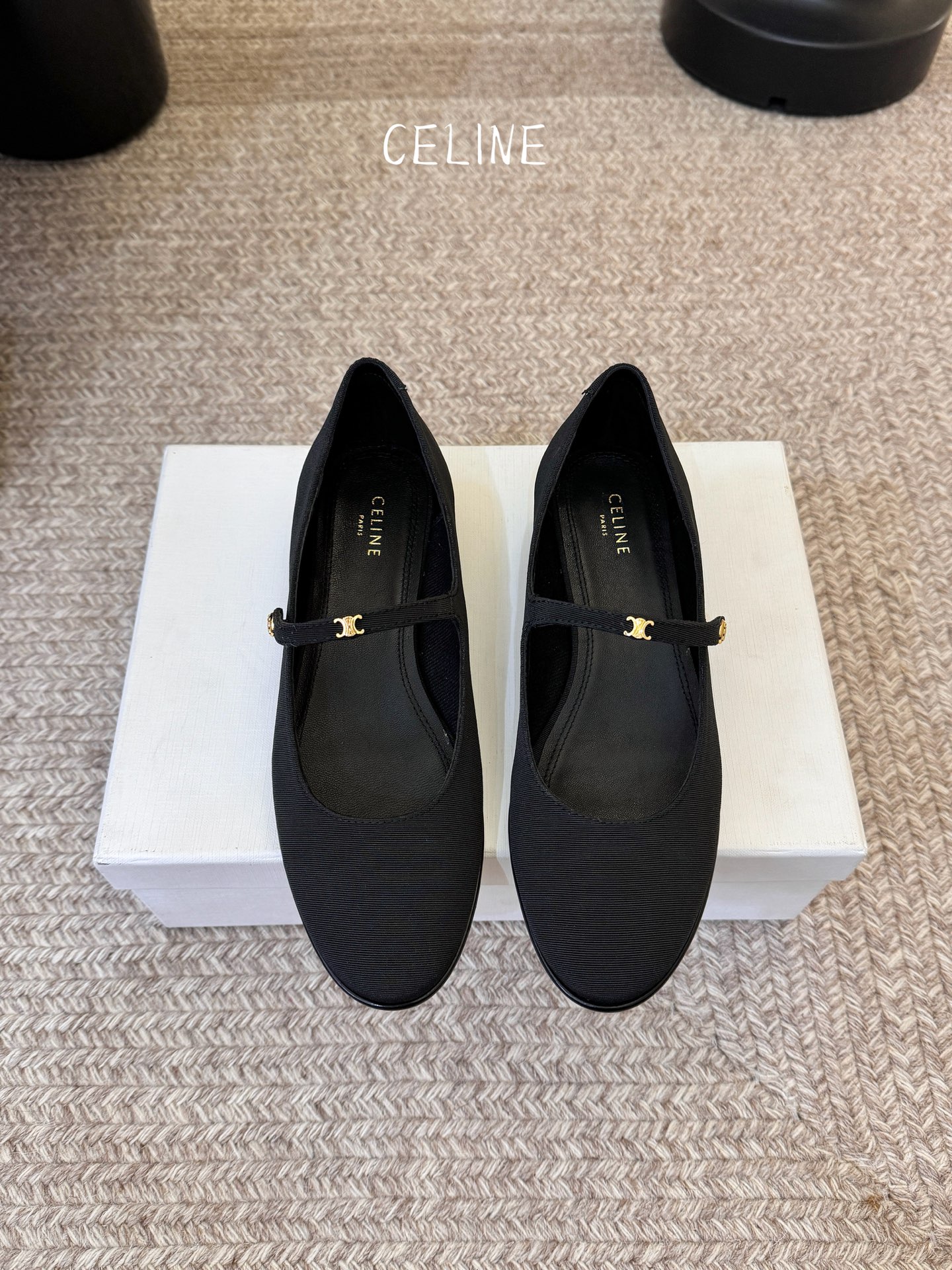 NO:749011,CELIN* A pair of overly beautiful Mary Jane shoes. They are very easy to put on and take off. The soft patent leather fabric is extra fashionable. I want to use this shoe to eliminate the feeling that patent leather is hard on the feet. Not all patent leather is hard, but these are very soft. T-bar patent leather shoes. Very retro small leather shoes. The upper feet are really slim and beautiful. The exquisite Arc de Triomphe logo specific to the C family is so eye-catching. Original cowhide leather on the upper.  Imported denim/super good texture; lining and feet are made of top-grade mixed sheepskin; Italian cowhide genuine leather outsole Size35-39 (4041 custom-made, non-returnable), Mary Jane, celine, chanel, mary jane, cowhide, sheepskin, Leather soles19860909CELIN* 一双过分美丽的玛丽珍鞋 穿脱很方便,柔软的漆皮面料加分时髦度,我要通过这款鞋消除漆皮在大家心里偏硬磨脚的芥蒂,并不是所有的漆皮都是偏硬的,这款就非常柔软. T-bar漆皮单鞋 非常复古的小皮鞋 上脚真的超级显瘦超级美 C家特定的精致凯旋门logo 好看到爆  鞋面原版牛皮/ 进口牛仔布/质感超级好；内里及垫脚采用顶级混种羊皮；意大利牛皮真皮大底 Size35-39（4041订做不退换）,玛丽珍,celine,chanel,mary jane,cowhide,sheepskin,Leather soles,Women's Shoes