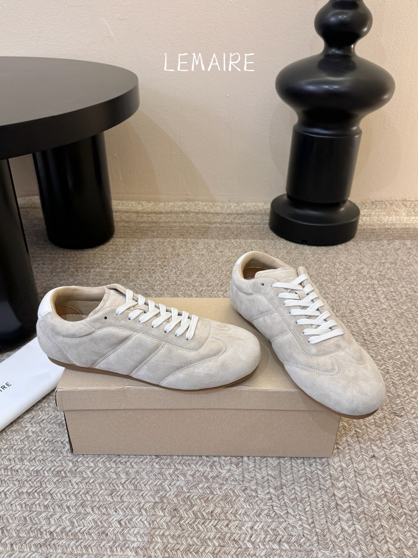 LEMAIR* 𝟐𝟔𝐀𝐖新品德训鞋｜极简主义的松弛步调以法式极简设计为基底 打造德训鞋的慵懒轮廓 光面皮