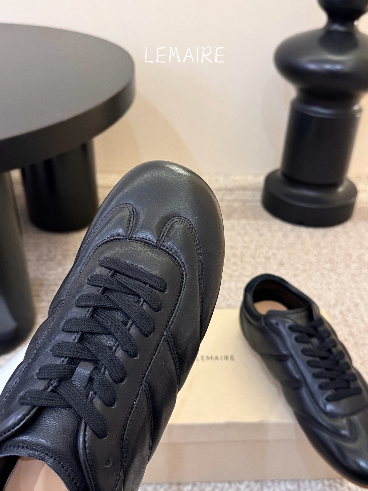 LEMAIR* 𝟐𝟔𝐀𝐖新品德训鞋｜极简主义的松弛步调以法式极简设计为基底 打造德训鞋的慵懒轮廓 光面皮