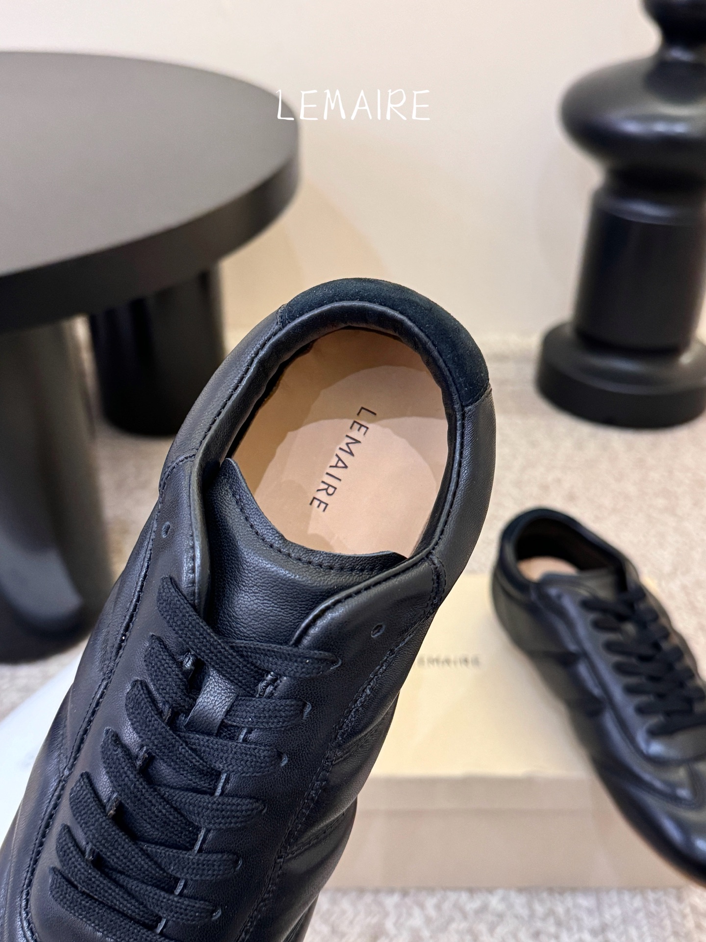 LEMAIR* 𝟐𝟔𝐀𝐖新品德训鞋｜极简主义的松弛步调以法式极简设计为基底 打造德训鞋的慵懒轮廓 光面皮