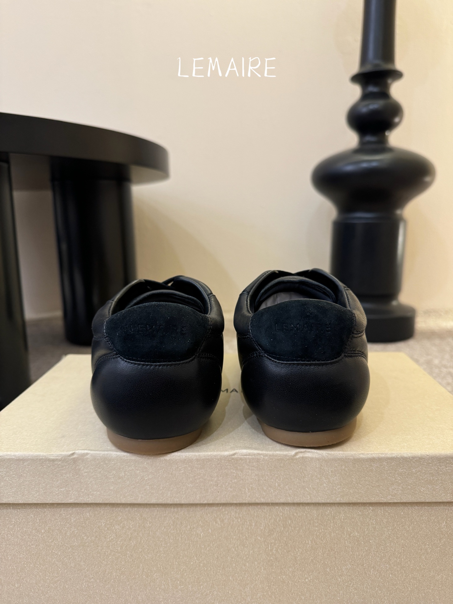 LEMAIR* 𝟐𝟔𝐀𝐖新品德训鞋｜极简主义的松弛步调以法式极简设计为基底 打造德训鞋的慵懒轮廓 光面皮