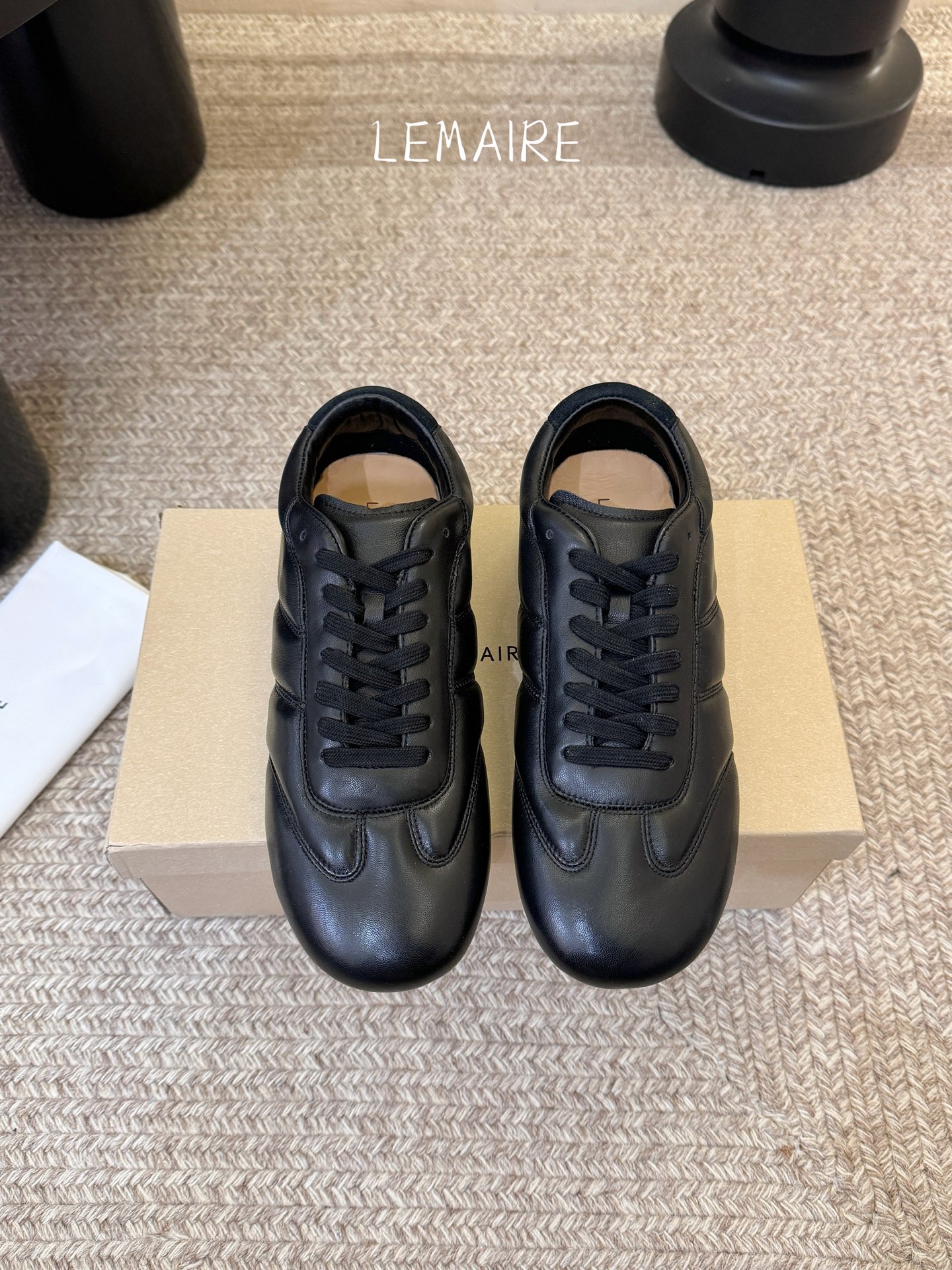 LEMAIR* 𝟐𝟔𝐀𝐖新品德训鞋｜极简主义的松弛步调以法式极简设计为基底 打造德训鞋的慵懒轮廓 光面皮
