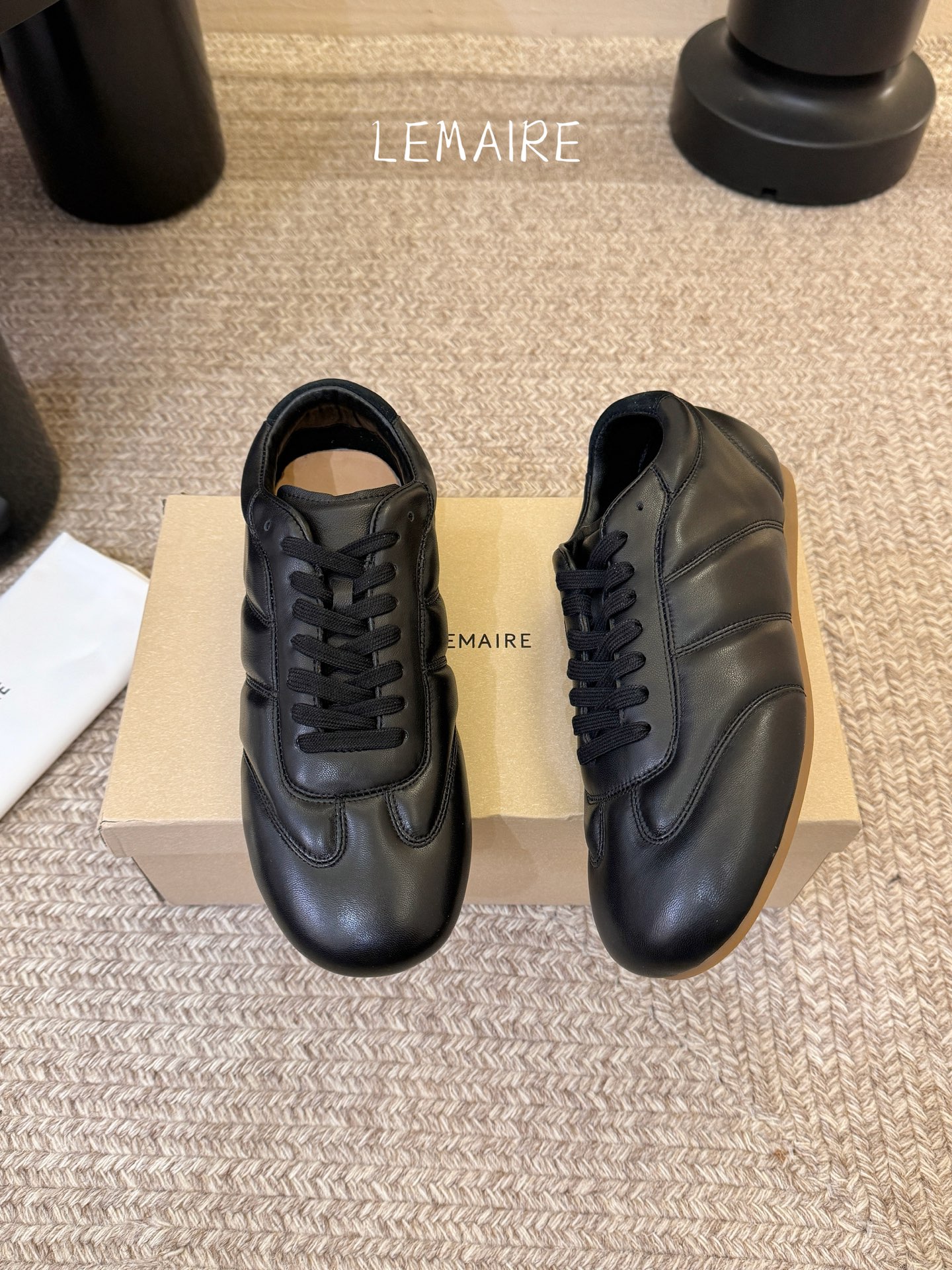 LEMAIR* 𝟐𝟔𝐀𝐖新品德训鞋｜极简主义的松弛步调以法式极简设计为基底 打造德训鞋的慵懒轮廓 光面皮