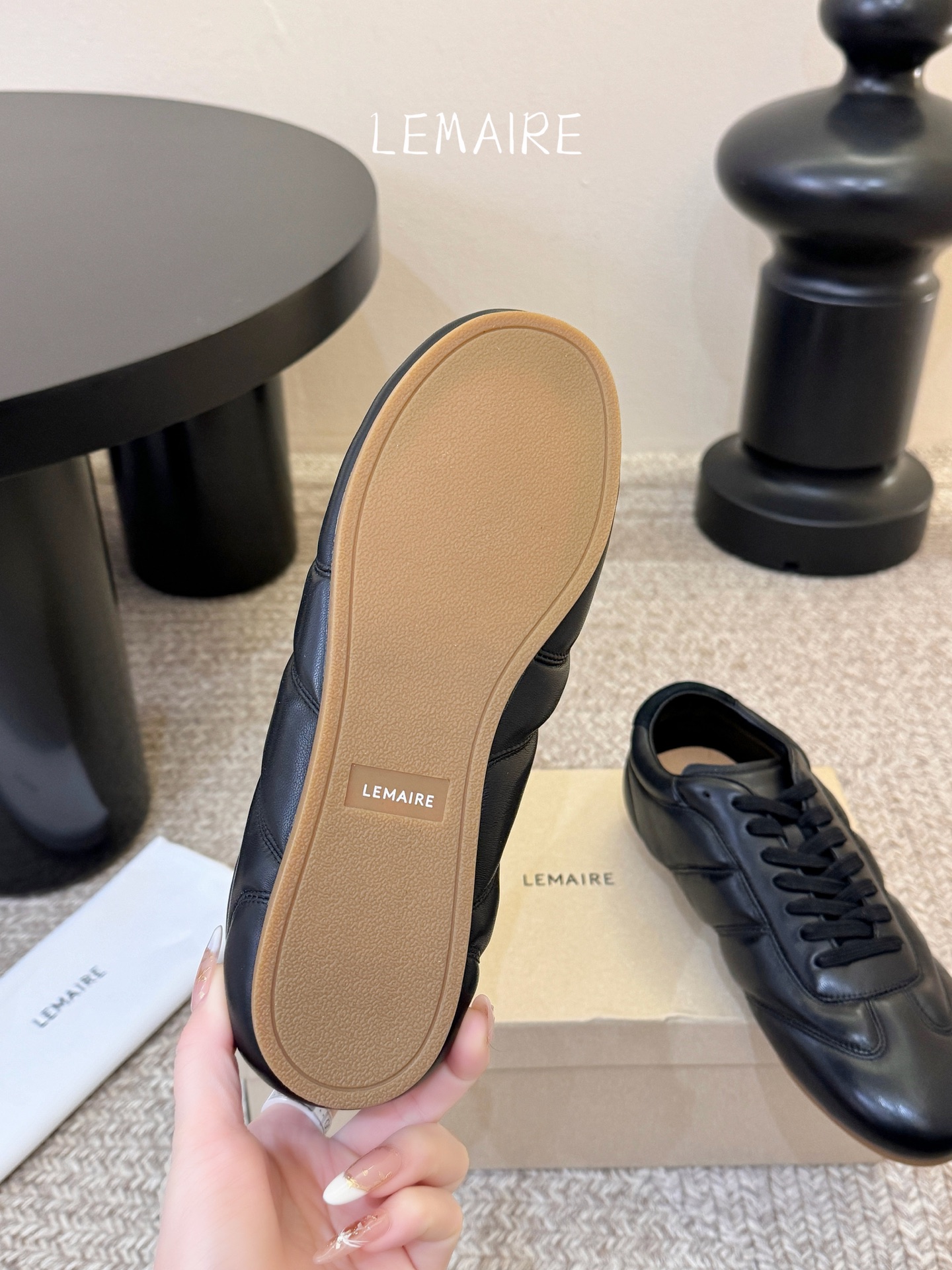 LEMAIR* 𝟐𝟔𝐀𝐖新品德训鞋｜极简主义的松弛步调以法式极简设计为基底 打造德训鞋的慵懒轮廓 光面皮