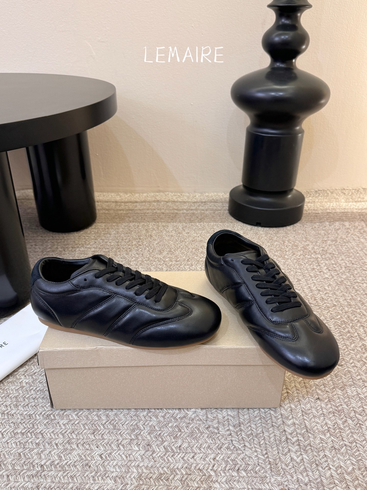 LEMAIR* 𝟐𝟔𝐀𝐖新品德训鞋｜极简主义的松弛步调以法式极简设计为基底 打造德训鞋的慵懒轮廓 光面皮