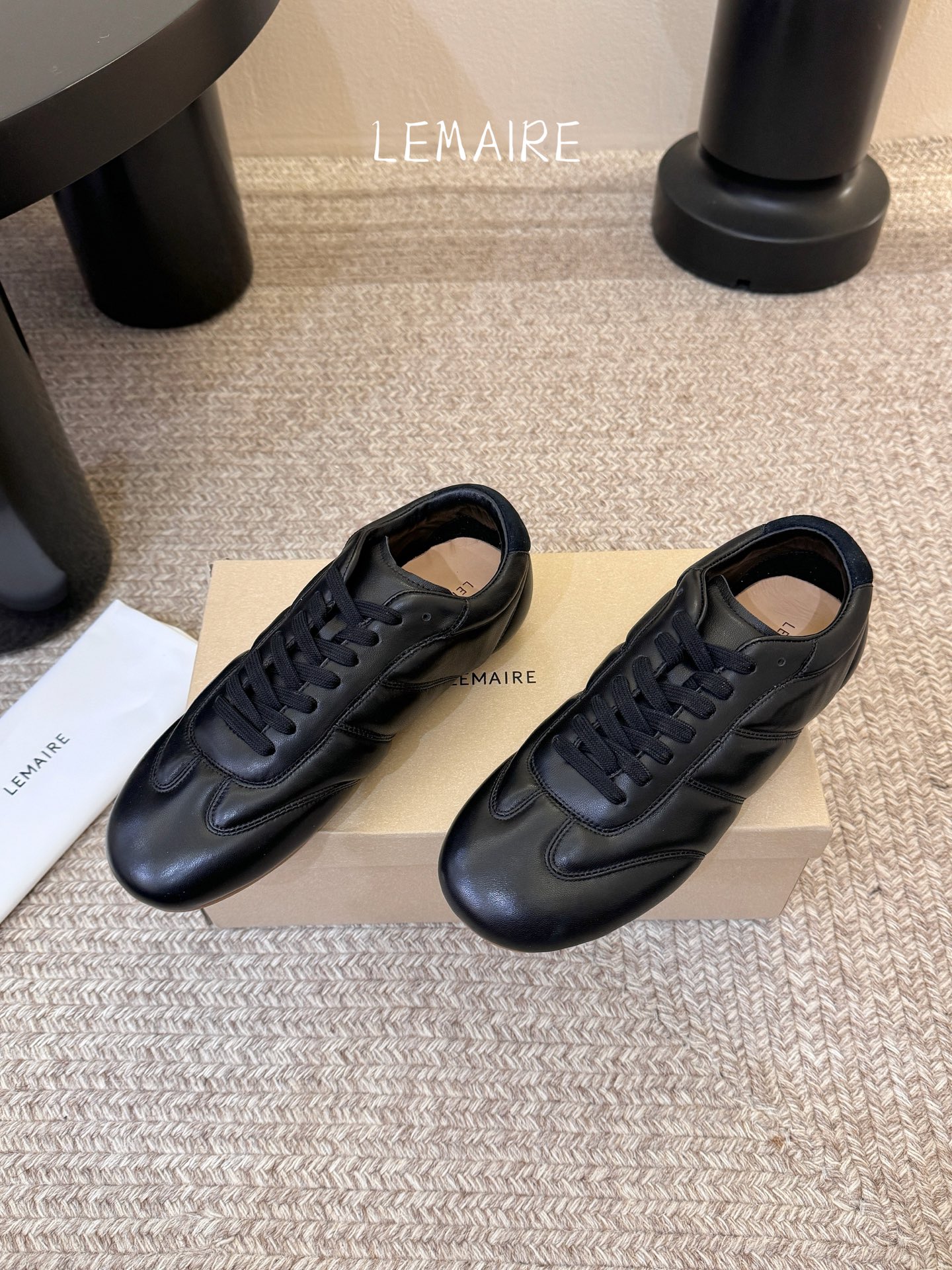 LEMAIR* 𝟐𝟔𝐀𝐖新品德训鞋｜极简主义的松弛步调以法式极简设计为基底 打造德训鞋的慵懒轮廓 光面皮