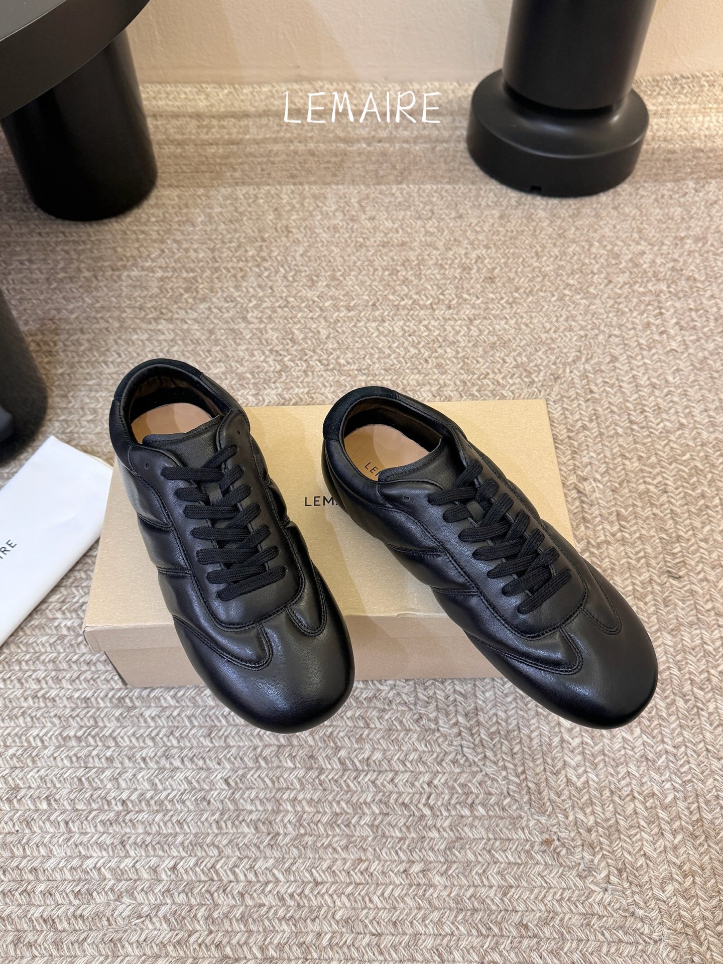 LEMAIR* 𝟐𝟔𝐀𝐖新品德训鞋｜极简主义的松弛步调以法式极简设计为基底 打造德训鞋的慵懒轮廓 光面皮