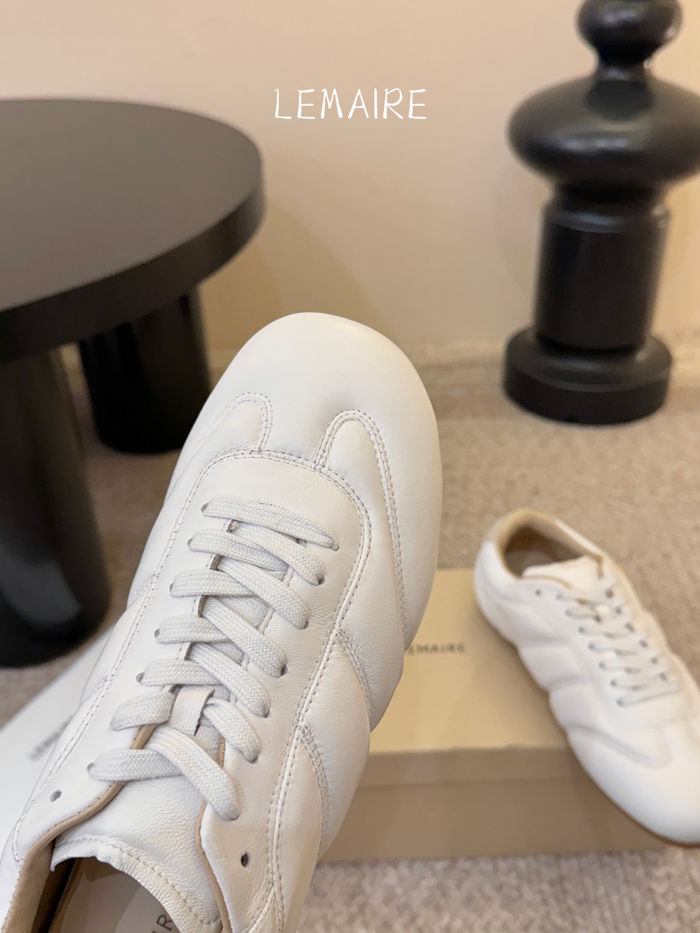 LEMAIR* 𝟐𝟔𝐀𝐖新品德训鞋｜极简主义的松弛步调以法式极简设计为基底 打造德训鞋的慵懒轮廓 光面皮