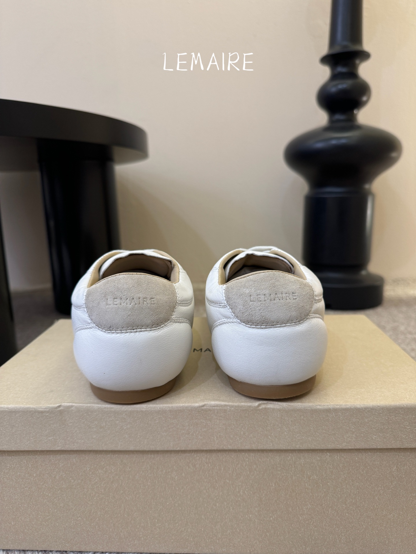 LEMAIR* 𝟐𝟔𝐀𝐖新品德训鞋｜极简主义的松弛步调以法式极简设计为基底 打造德训鞋的慵懒轮廓 光面皮