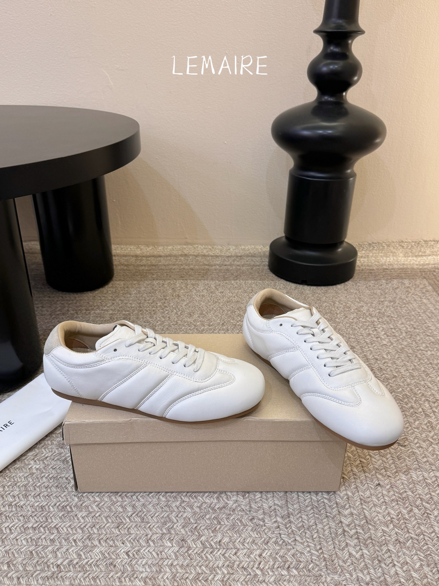LEMAIR* 𝟐𝟔𝐀𝐖新品德训鞋｜极简主义的松弛步调以法式极简设计为基底 打造德训鞋的慵懒轮廓 光面皮
