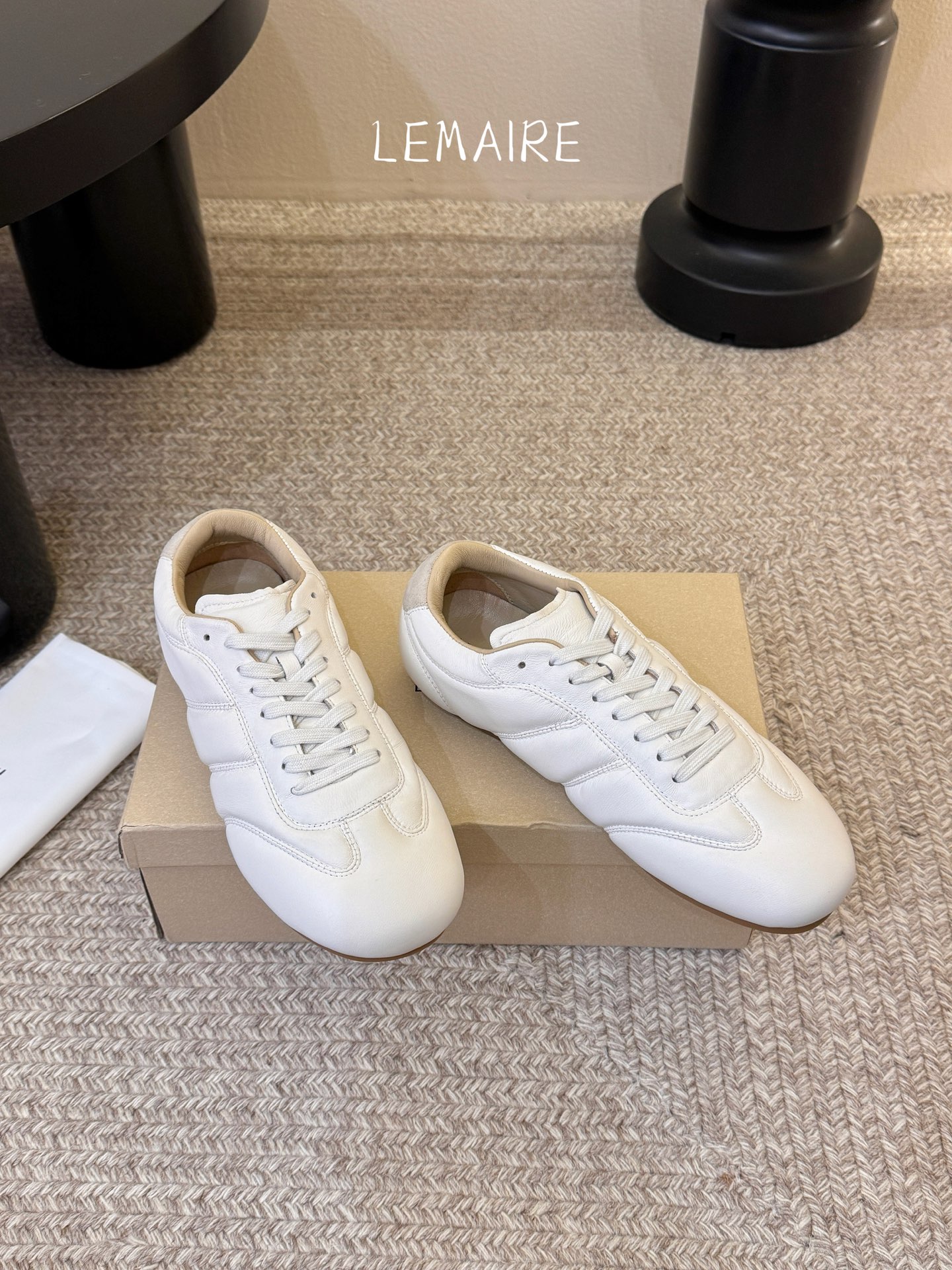 LEMAIR* 𝟐𝟔𝐀𝐖新品德训鞋｜极简主义的松弛步调以法式极简设计为基底 打造德训鞋的慵懒轮廓 光面皮