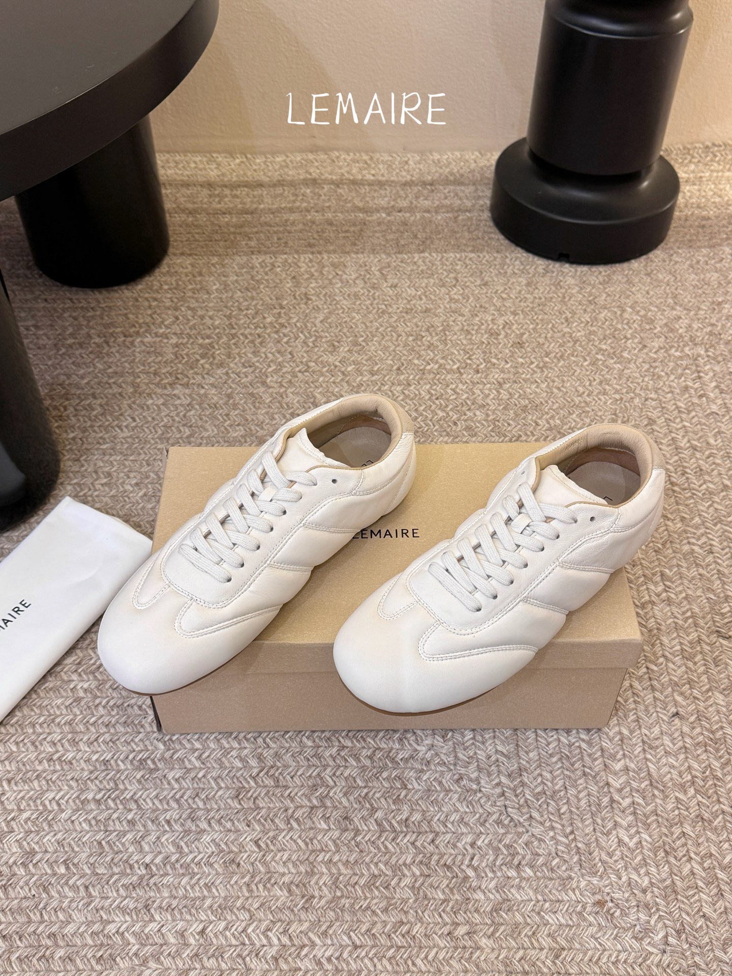 LEMAIR* 𝟐𝟔𝐀𝐖新品德训鞋｜极简主义的松弛步调以法式极简设计为基底 打造德训鞋的慵懒轮廓 光面皮