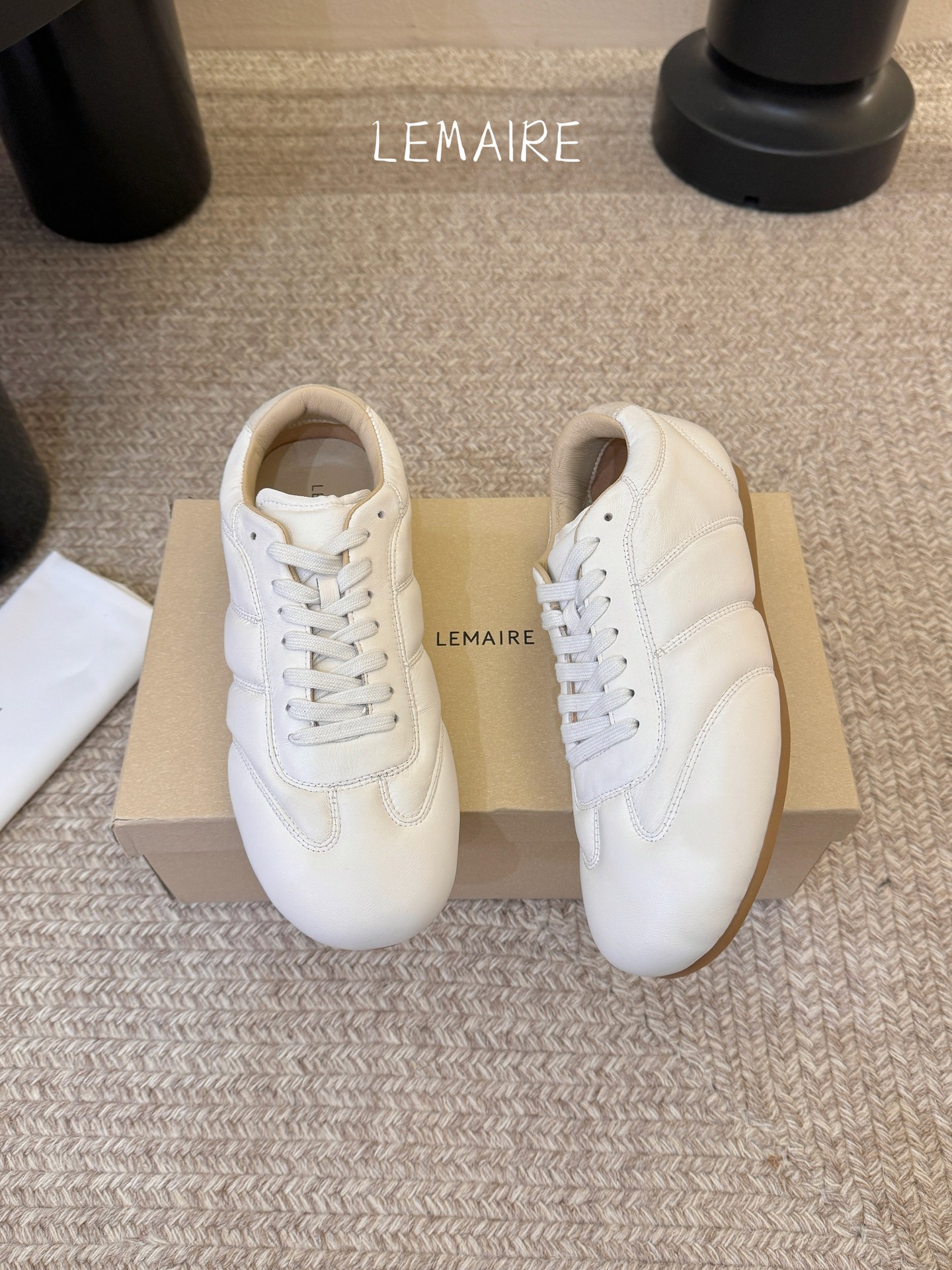LEMAIR* 𝟐𝟔𝐀𝐖新品德训鞋｜极简主义的松弛步调以法式极简设计为基底 打造德训鞋的慵懒轮廓 光面皮