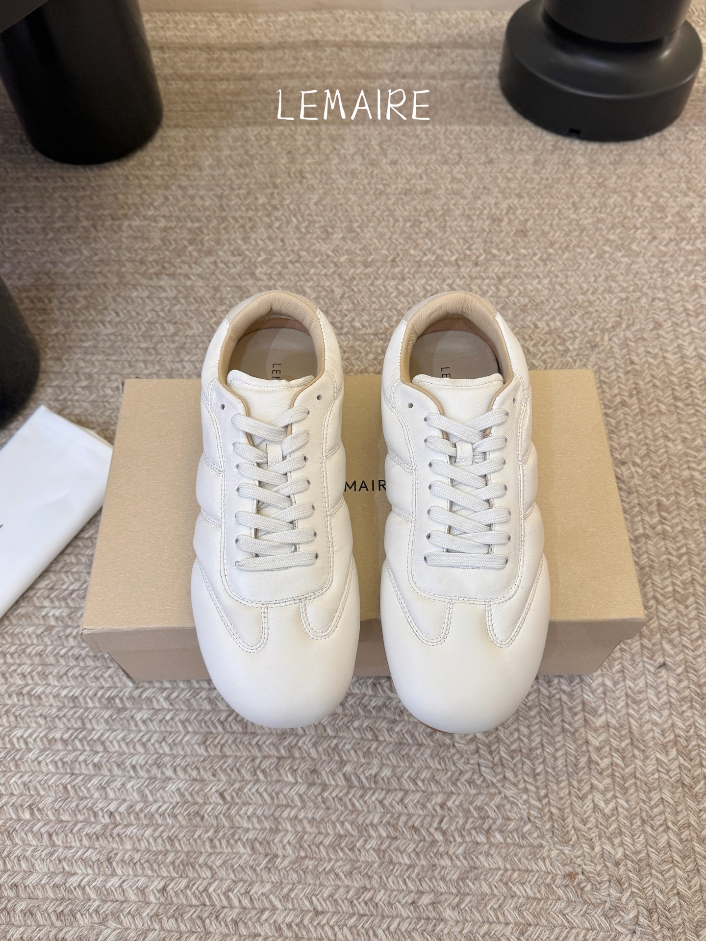 NO:749008,LEMAIR* new product Dexun shoes | minimalist relaxed pace. French minimalist design is used as the base to create the lazy silhouette of Dexun shoes. The material collision of smooth leather and frosted suede softens the toughness of the sports shoes. The detailed craftsmanship of simple stitching hides the brand heritage. The design of the light rubber sole is both comfortable and casual.  Suitable for gallery exhibitions, sitting in corner cafes, urban commuting and other occasions. Paired with wool wide-leg pants, it is a relaxed old-money style. Paired with a linen shirt skirt, it can outline a gentle French literary texture. The upper is imported sheepskin and suede. The lining is imported sheepskin. ZP molded outsole 35-39 (40.41 fixed), casual shoes/sports shoes, sneakers, skirts, shirts, sheepskin, chamois leather19860909LEMAIR*新品 德训鞋｜极简主义的松弛步调 以法式极简设计为基底 打造德训鞋的慵懒轮廓 光面皮革与磨砂麂皮的材质碰撞 柔化了运动鞋的硬朗感 简约车线的细节工艺暗藏品牌底蕴 轻弹橡胶鞋底的设计兼顾舒适与随性 适配画廊看展、街角咖啡馆小坐、都市通勤等场合.搭羊毛阔腿裤是松弛的老钱风 配亚麻衬衫裙又能勾勒出温柔的法式文艺质感 鞋面进口羊皮.麂皮 内里进口羊皮 ZP开模大底 35-39（40.41定）,休闲鞋/运动鞋,sneakers,skirts,shirts,sheepskin,chamois leather,Women's Shoes