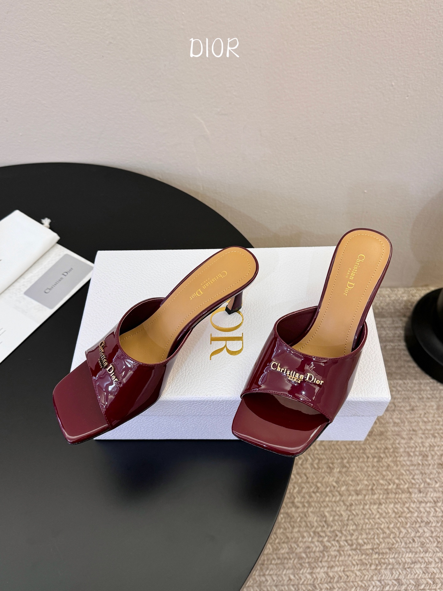 Dior | 迪奥早春新品走秀款假风平底拖鞋！ 硬货上新🆕❥代购级别！高级感十足！国内外博主刷爆的一款，