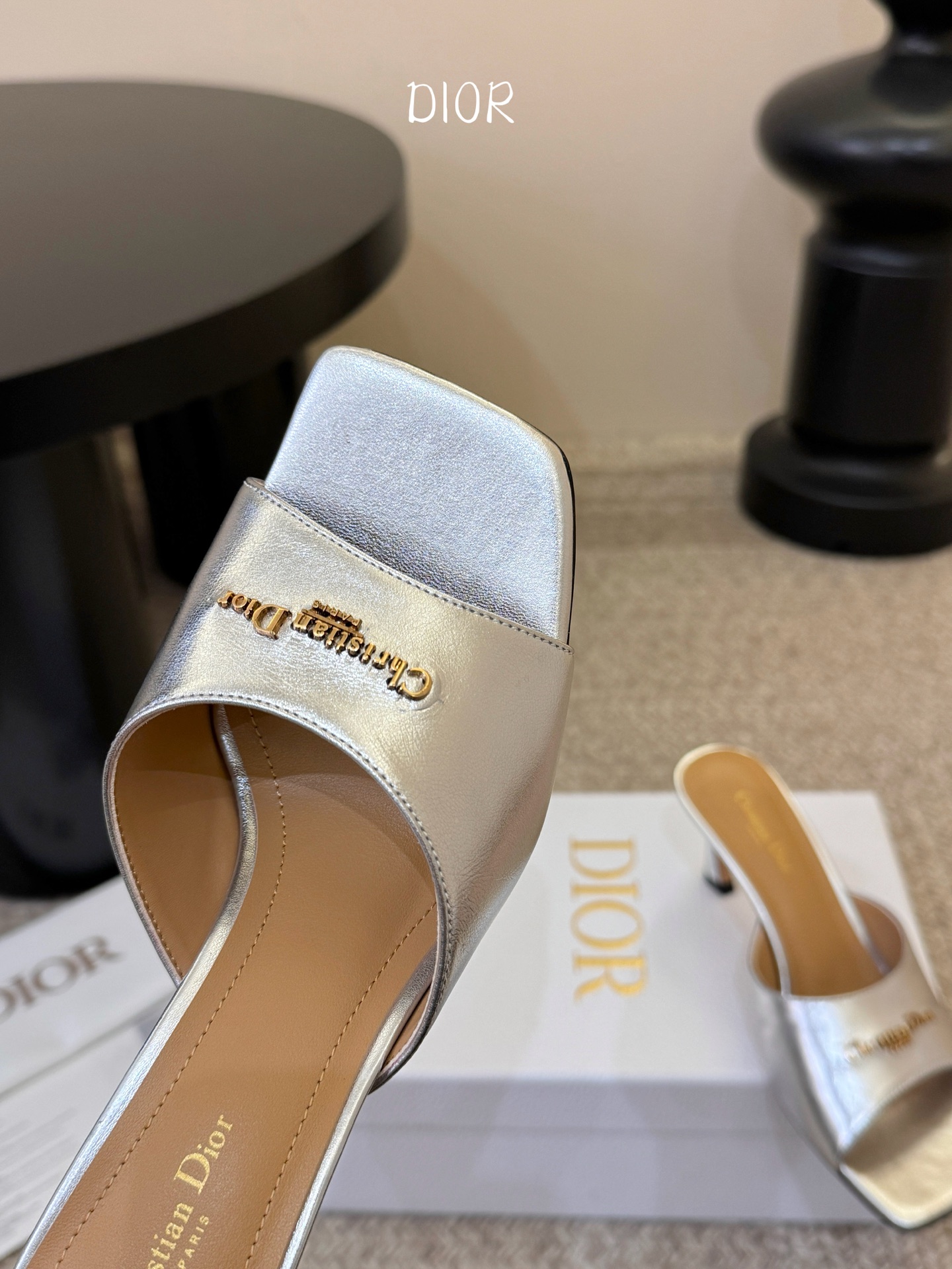 Dior | 迪奥早春新品走秀款假风平底拖鞋！ 硬货上新🆕❥代购级别！高级感十足！国内外博主刷爆的一款，