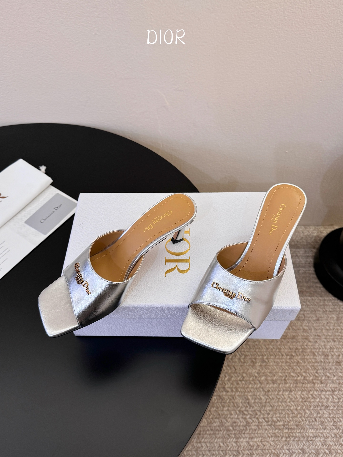 Dior | 迪奥早春新品走秀款假风平底拖鞋！ 硬货上新🆕❥代购级别！高级感十足！国内外博主刷爆的一款，