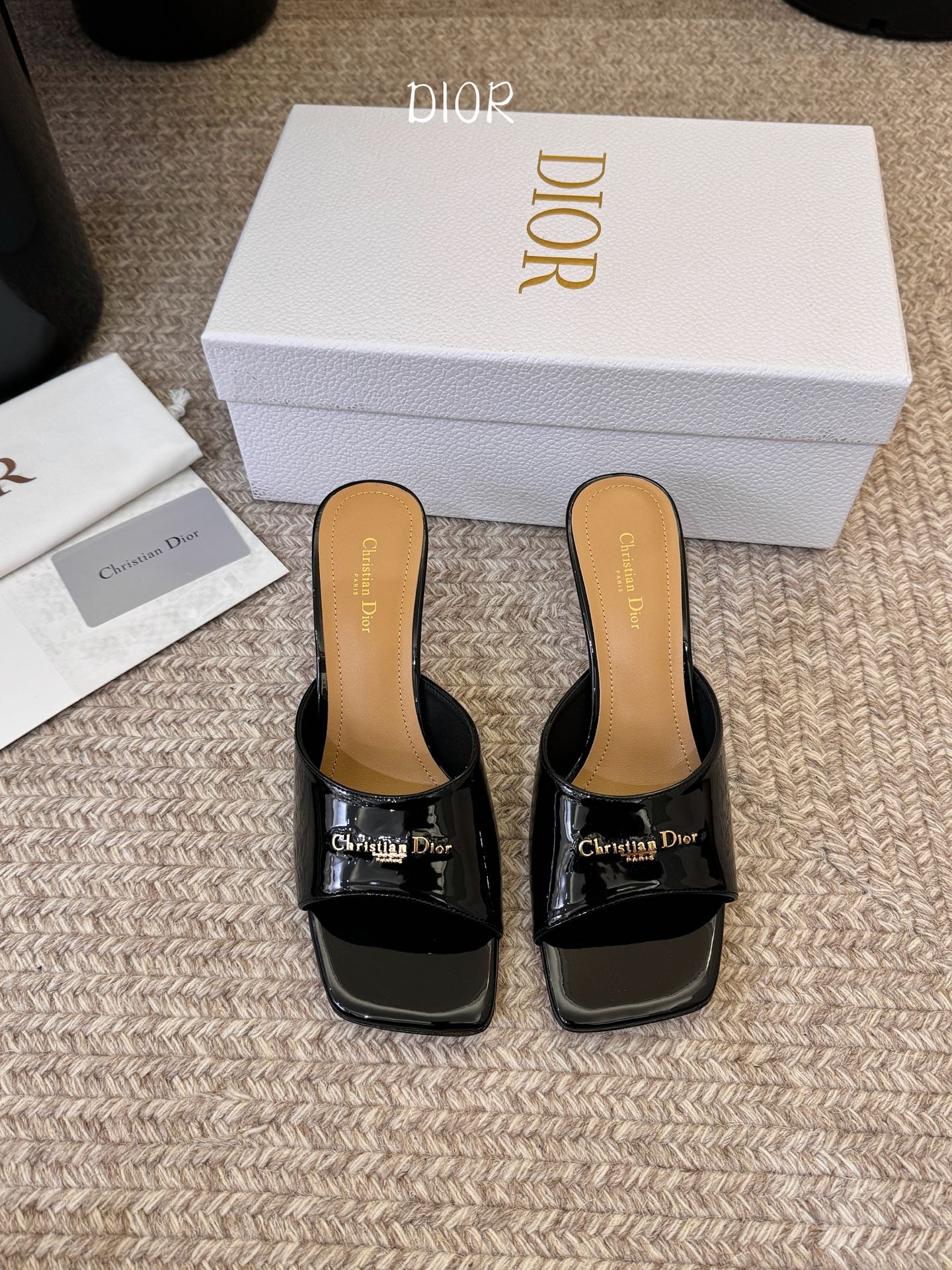 NO:749006,Dior | Dior's new early spring catwalk style fake style flat slippers!  Hard goods are on a new level!  Full of high-end feel!  A popular model among bloggers at home and abroad, it is retro, fashionable and looks great on your feet!  The official website’s main recommendation★ Original custom-made cowhide for the upper, imported water-dyed sheepskin lining for the lining, original leather outsole imported from Italy, shoe size: 35-41 (40 41 custom-made, non-returnable), high heels and slippers, dior, dior, high heels, slippers, cowhide, sheepskin, Leather soles19860909Dior | 迪奥早春新品走秀款假风平底拖鞋！ 硬货上新代购级别！高级感十足！国内外博主刷爆的一款,复古又时髦上脚美炸了！官网主推款★ 鞋面原版定做牛皮 内里进口水染羊皮里 意大利进口原色真皮大底 鞋码:35-41（40 41定做不退换）,高跟鞋拖鞋,dior,dior,high heels,slippers,cowhide,sheepskin,Leather soles,Women's Shoes