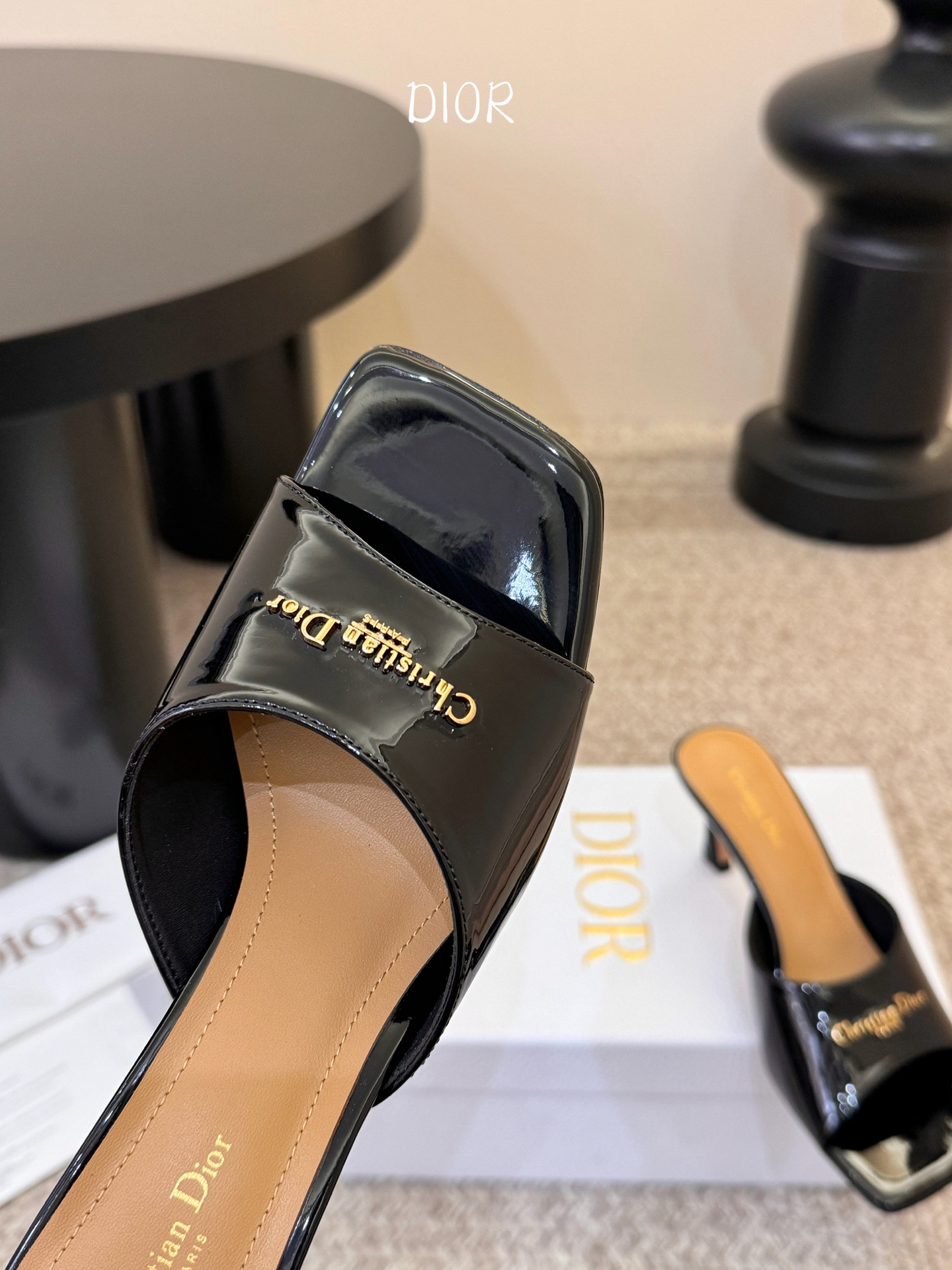 Dior | 迪奥早春新品走秀款假风平底拖鞋！ 硬货上新🆕❥代购级别！高级感十足！国内外博主刷爆的一款，