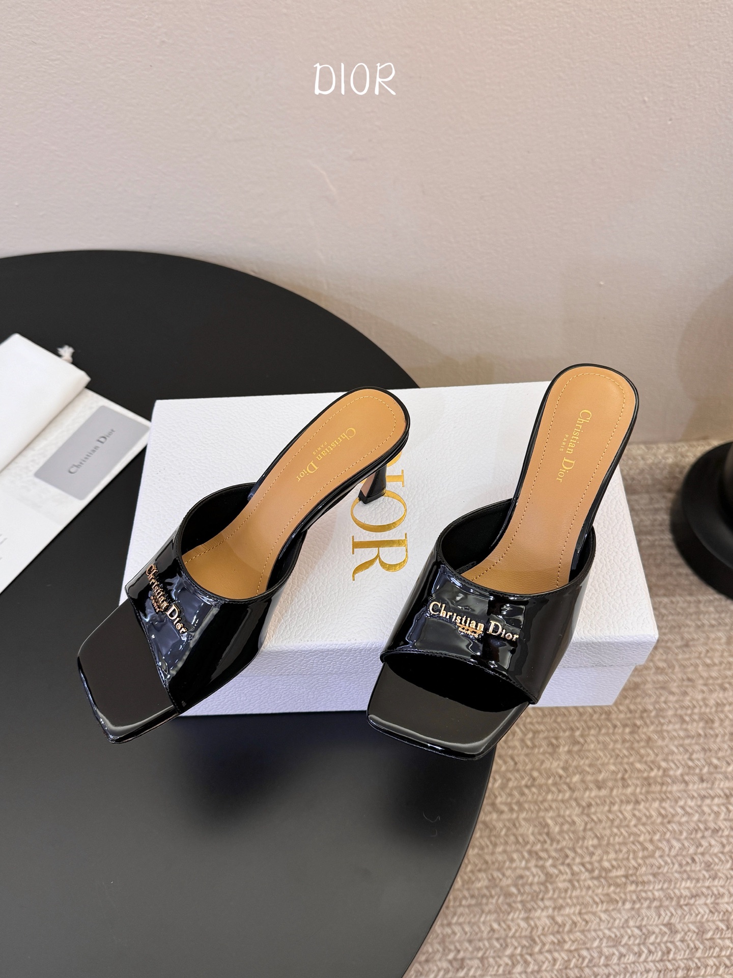 Dior | 迪奥早春新品走秀款假风平底拖鞋！ 硬货上新🆕❥代购级别！高级感十足！国内外博主刷爆的一款，