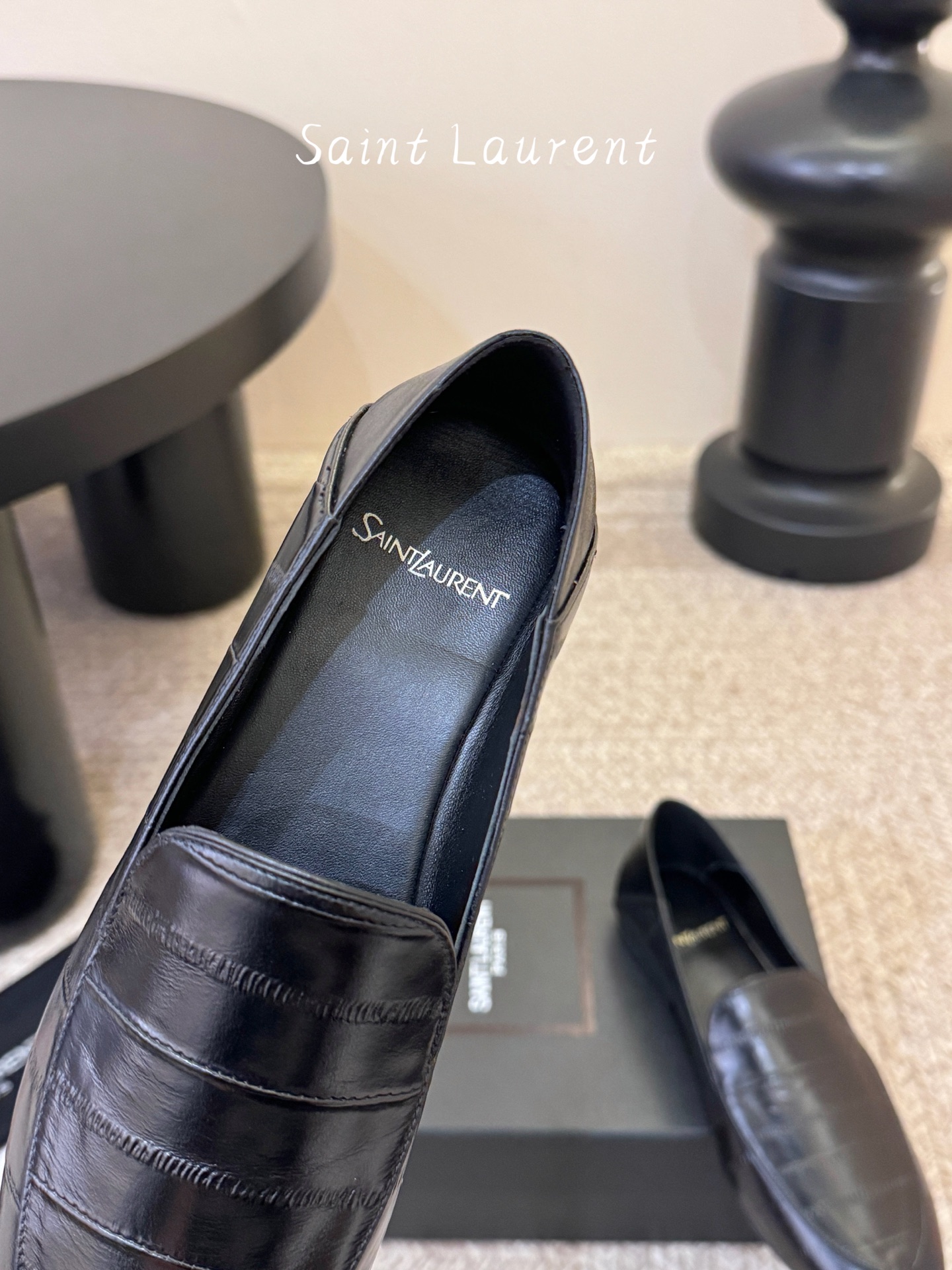 Saint Laurent圣罗兰经典乐福小皮鞋 超级超级无敌火爆的一个款这款我们家每个版面的五金扣都要开