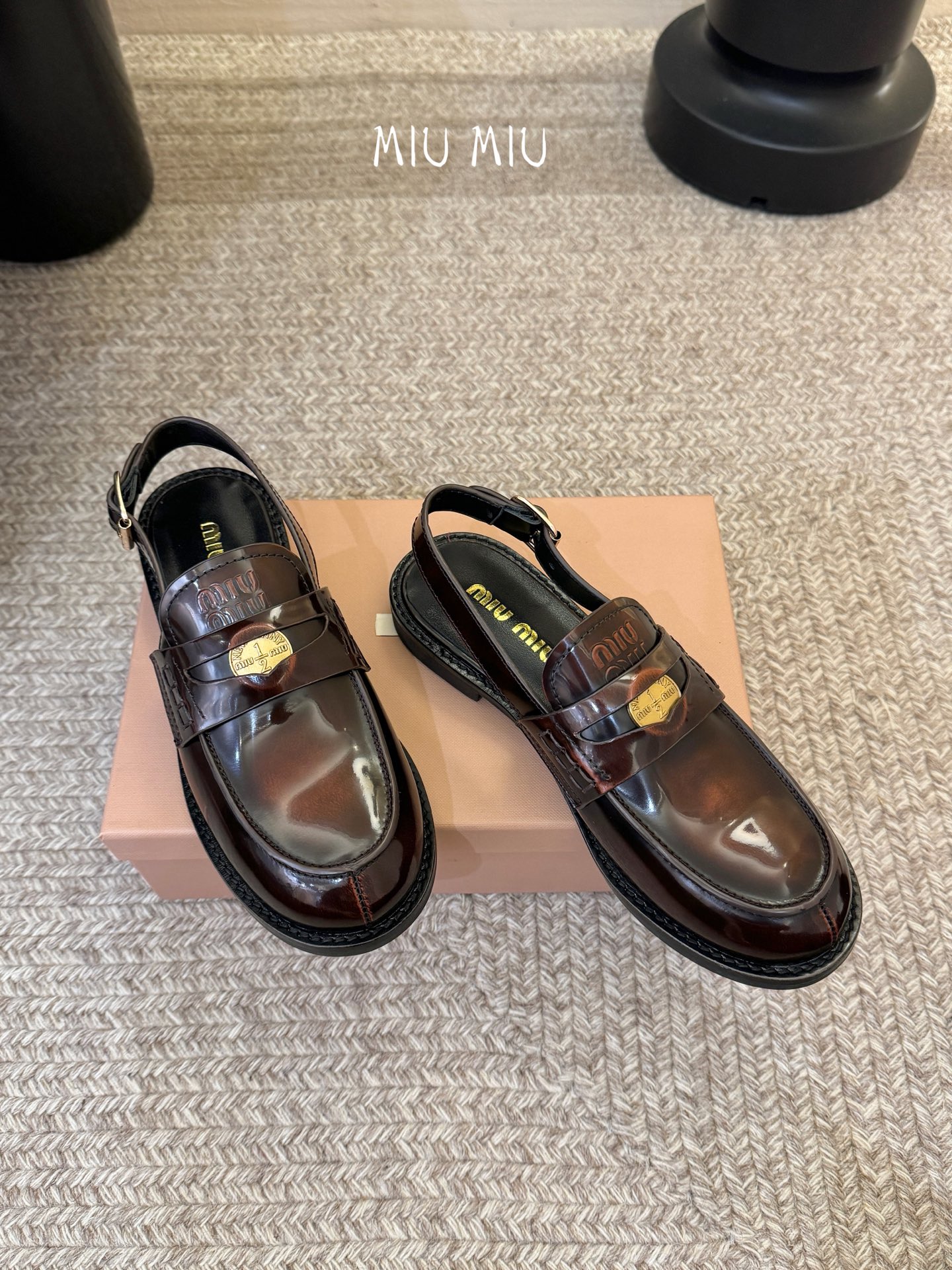 Miu Miu缪缪春夏最新款钱币后空乐福鞋 新出的‘小钱币’真的让人一整个心都融化✔️超多网红时尚博主种