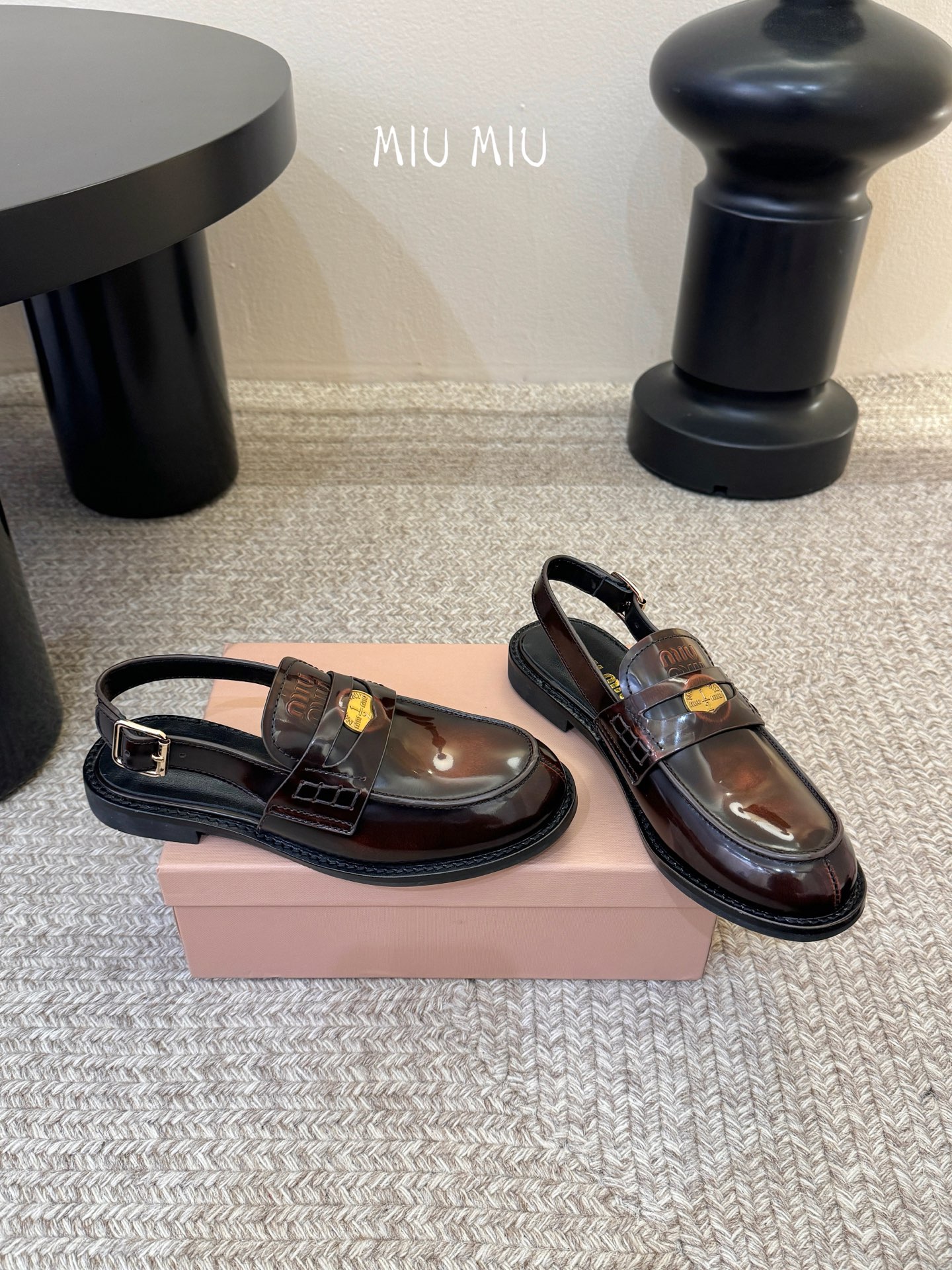 Miu Miu缪缪春夏最新款钱币后空乐福鞋 新出的‘小钱币’真的让人一整个心都融化✔️超多网红时尚博主种