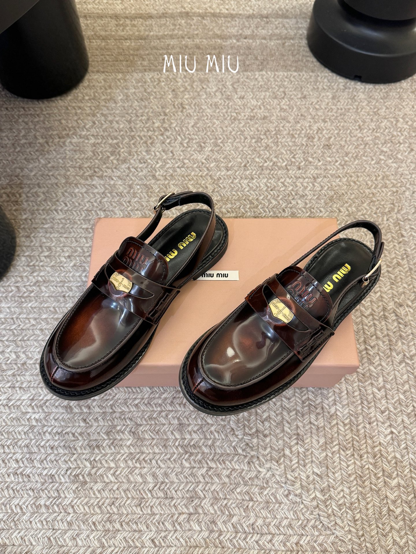 Miu Miu缪缪春夏最新款钱币后空乐福鞋 新出的‘小钱币’真的让人一整个心都融化✔️超多网红时尚博主种