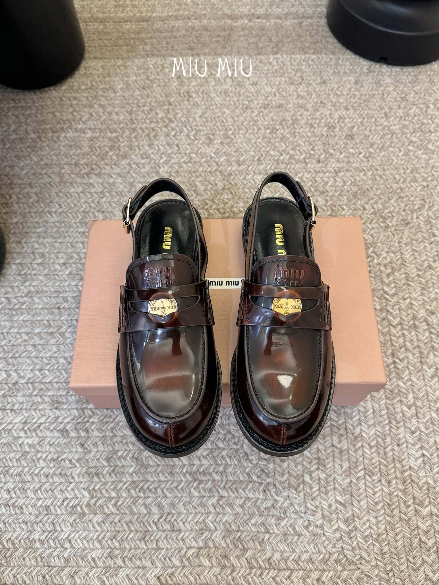 Miu Miu缪缪春夏最新款钱币后空乐福鞋 新出的‘小钱币’真的让人一整个心都融化✔️超多网红时尚博主种