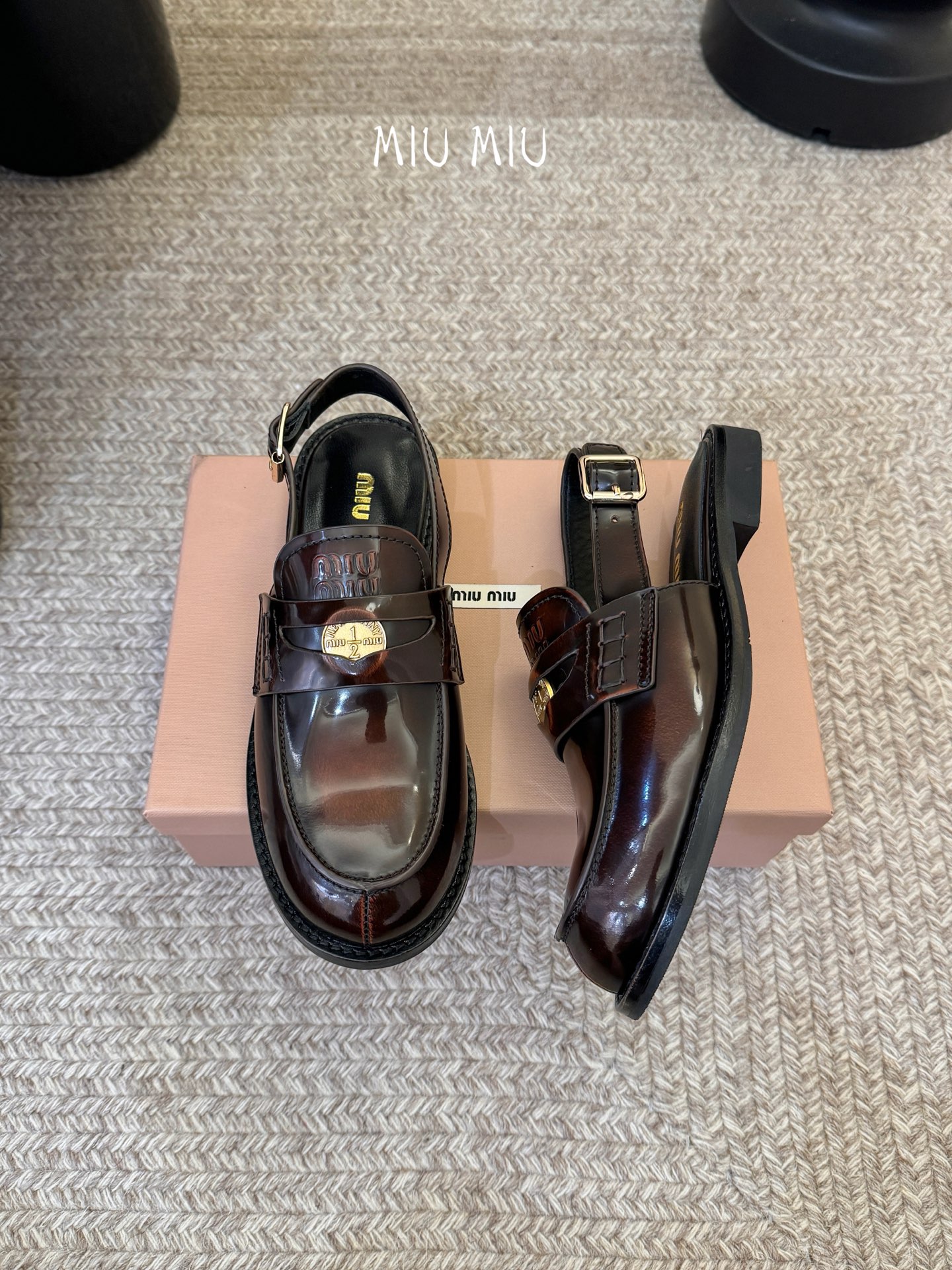 Miu Miu缪缪春夏最新款钱币后空乐福鞋 新出的‘小钱币’真的让人一整个心都融化✔️超多网红时尚博主种