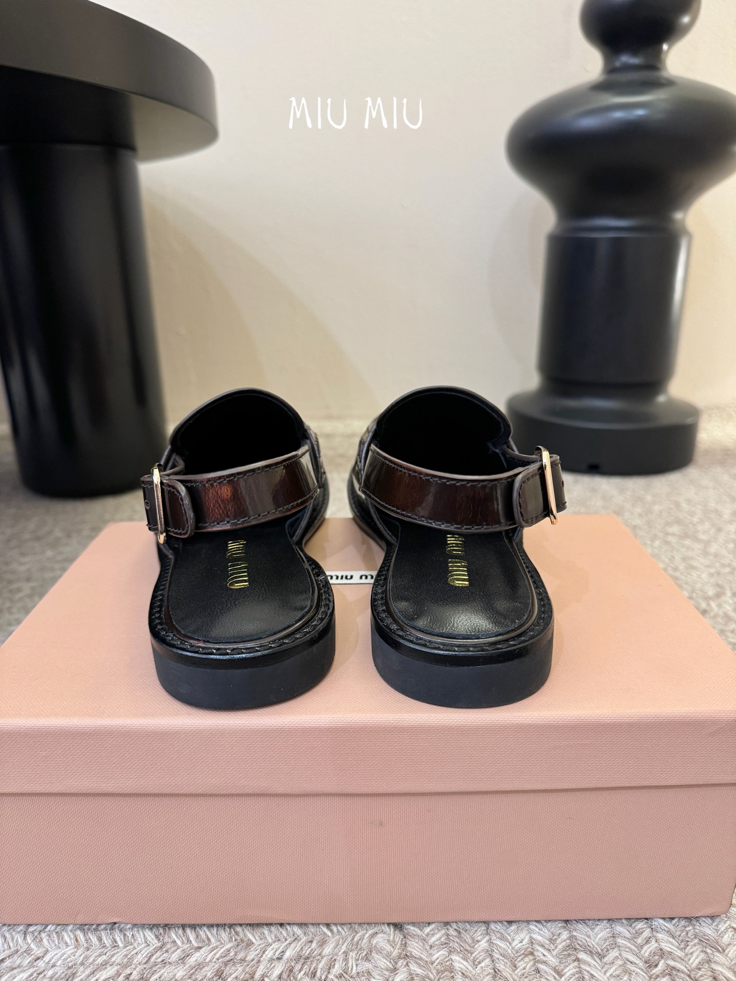 Miu Miu缪缪春夏最新款钱币后空乐福鞋 新出的‘小钱币’真的让人一整个心都融化✔️超多网红时尚博主种