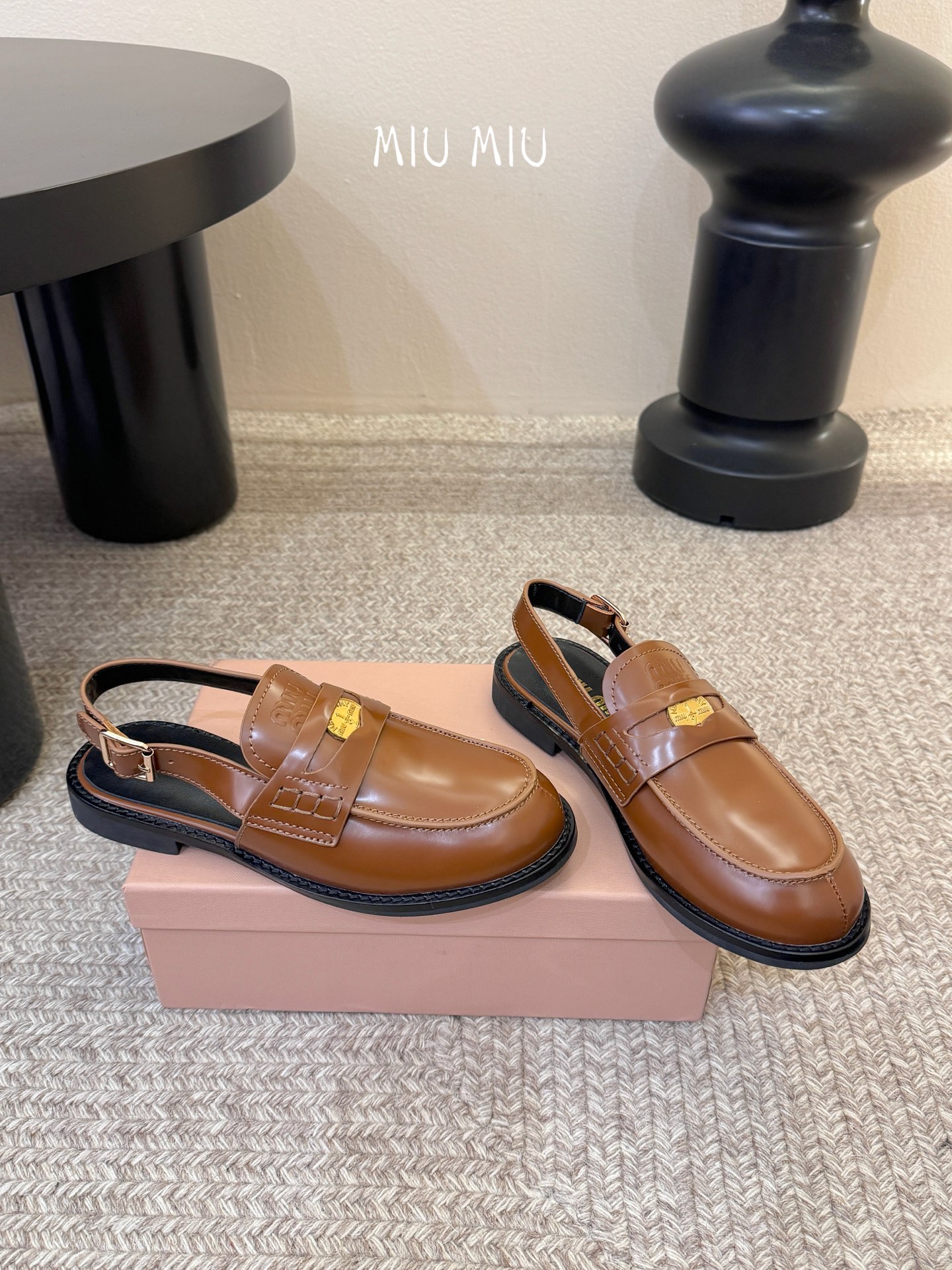 Miu Miu缪缪春夏最新款钱币后空乐福鞋 新出的‘小钱币’真的让人一整个心都融化✔️超多网红时尚博主种