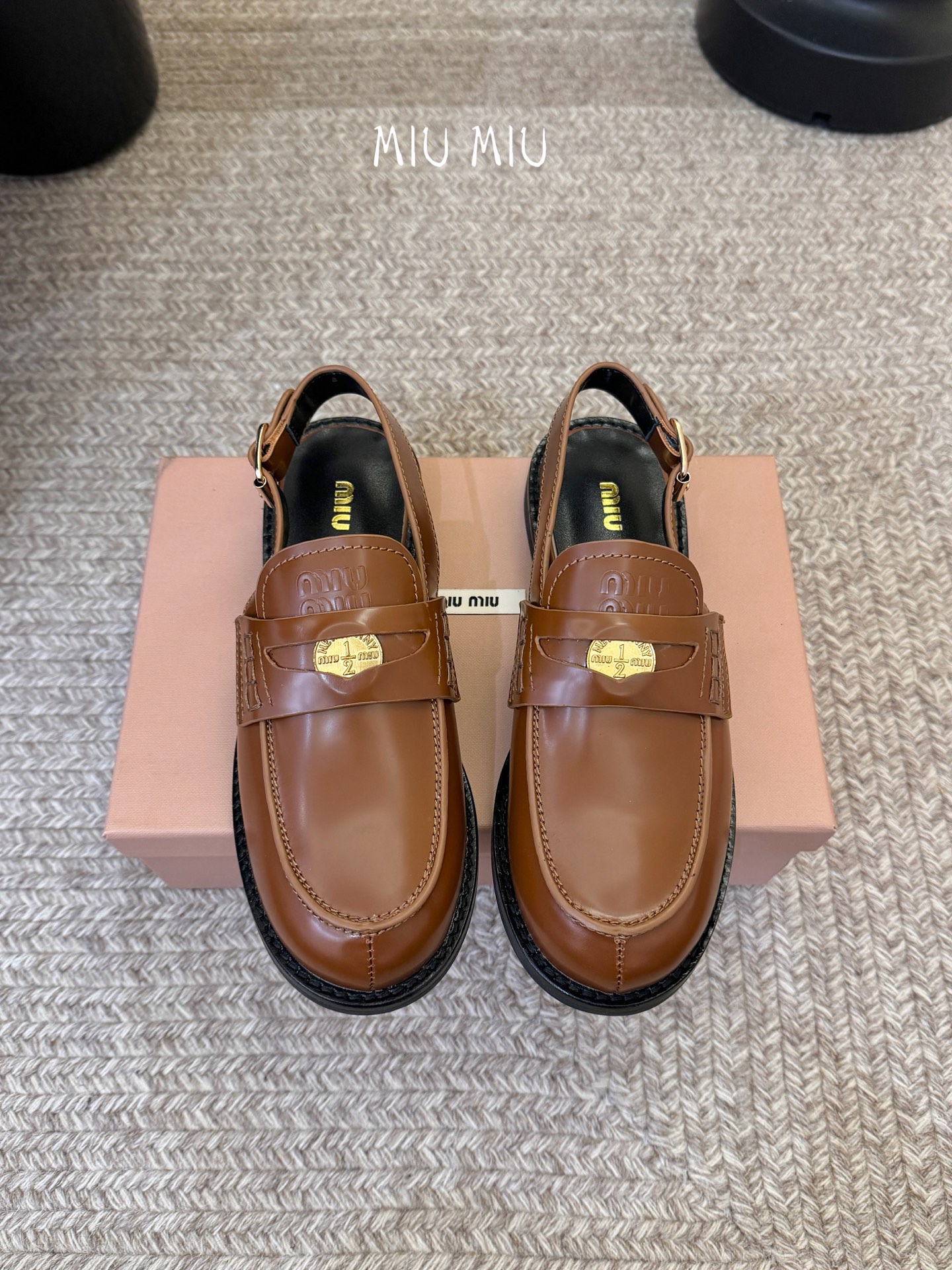 Miu Miu缪缪春夏最新款钱币后空乐福鞋 新出的‘小钱币’真的让人一整个心都融化✔️超多网红时尚博主种