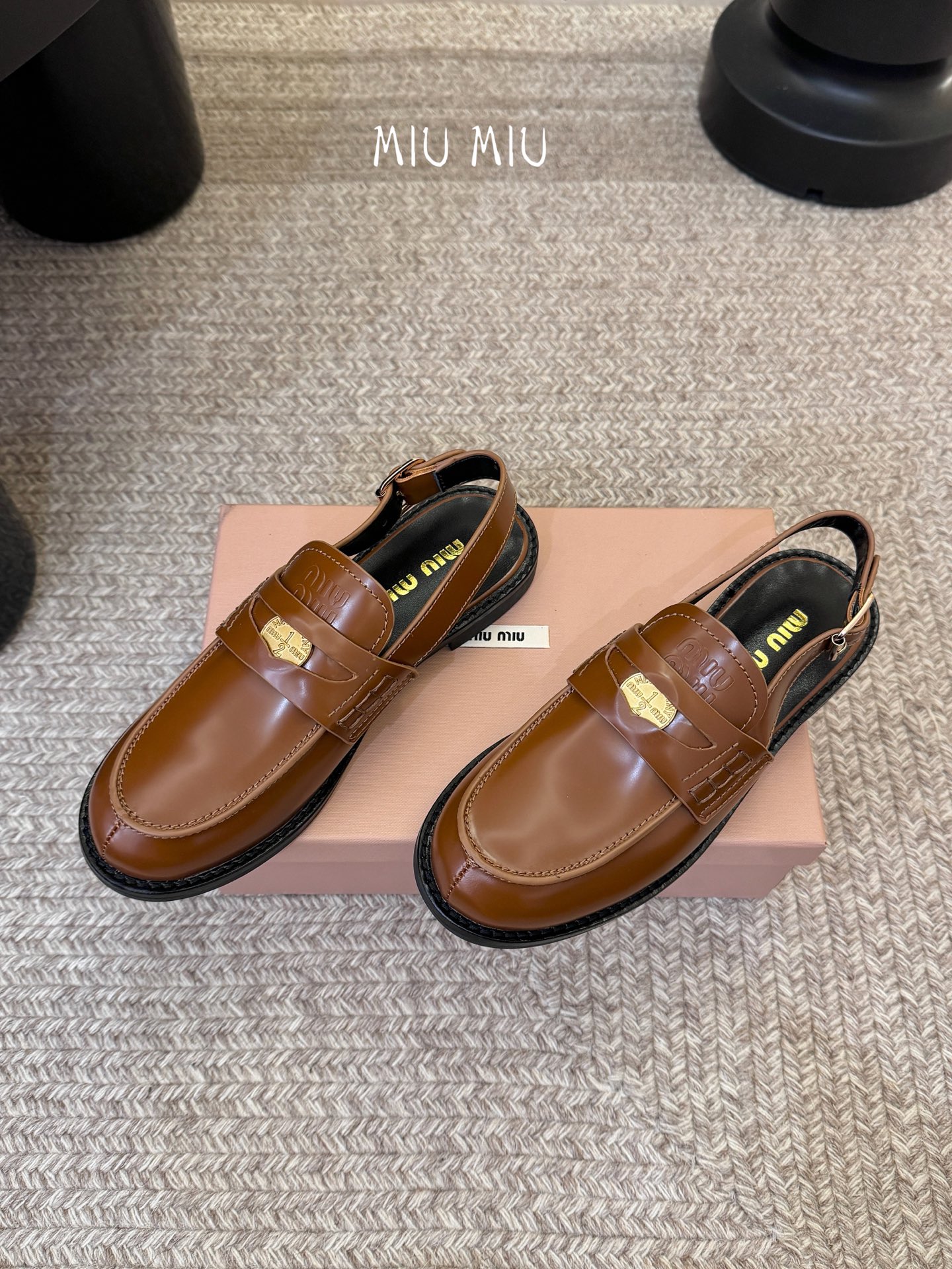 Miu Miu缪缪春夏最新款钱币后空乐福鞋 新出的‘小钱币’真的让人一整个心都融化✔️超多网红时尚博主种