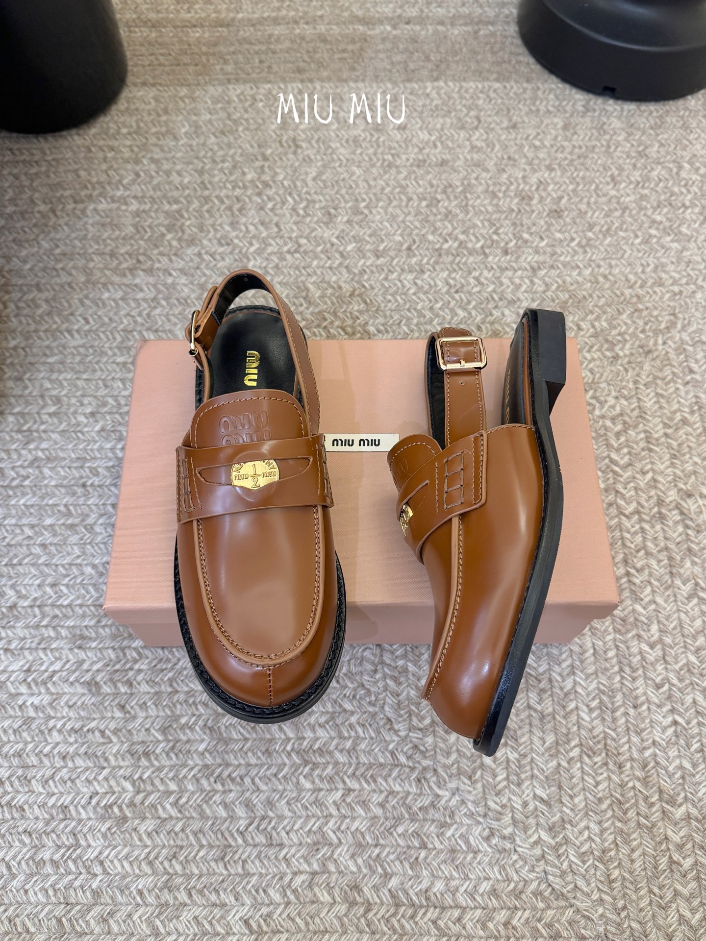 Miu Miu缪缪春夏最新款钱币后空乐福鞋 新出的‘小钱币’真的让人一整个心都融化✔️超多网红时尚博主种