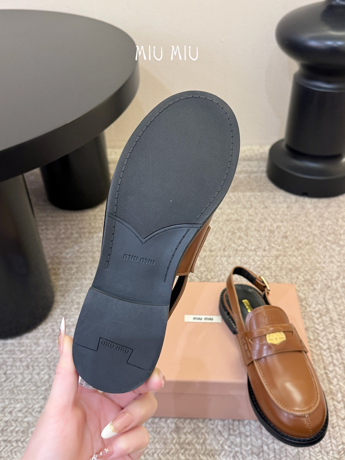 Miu Miu缪缪春夏最新款钱币后空乐福鞋 新出的‘小钱币’真的让人一整个心都融化✔️超多网红时尚博主种