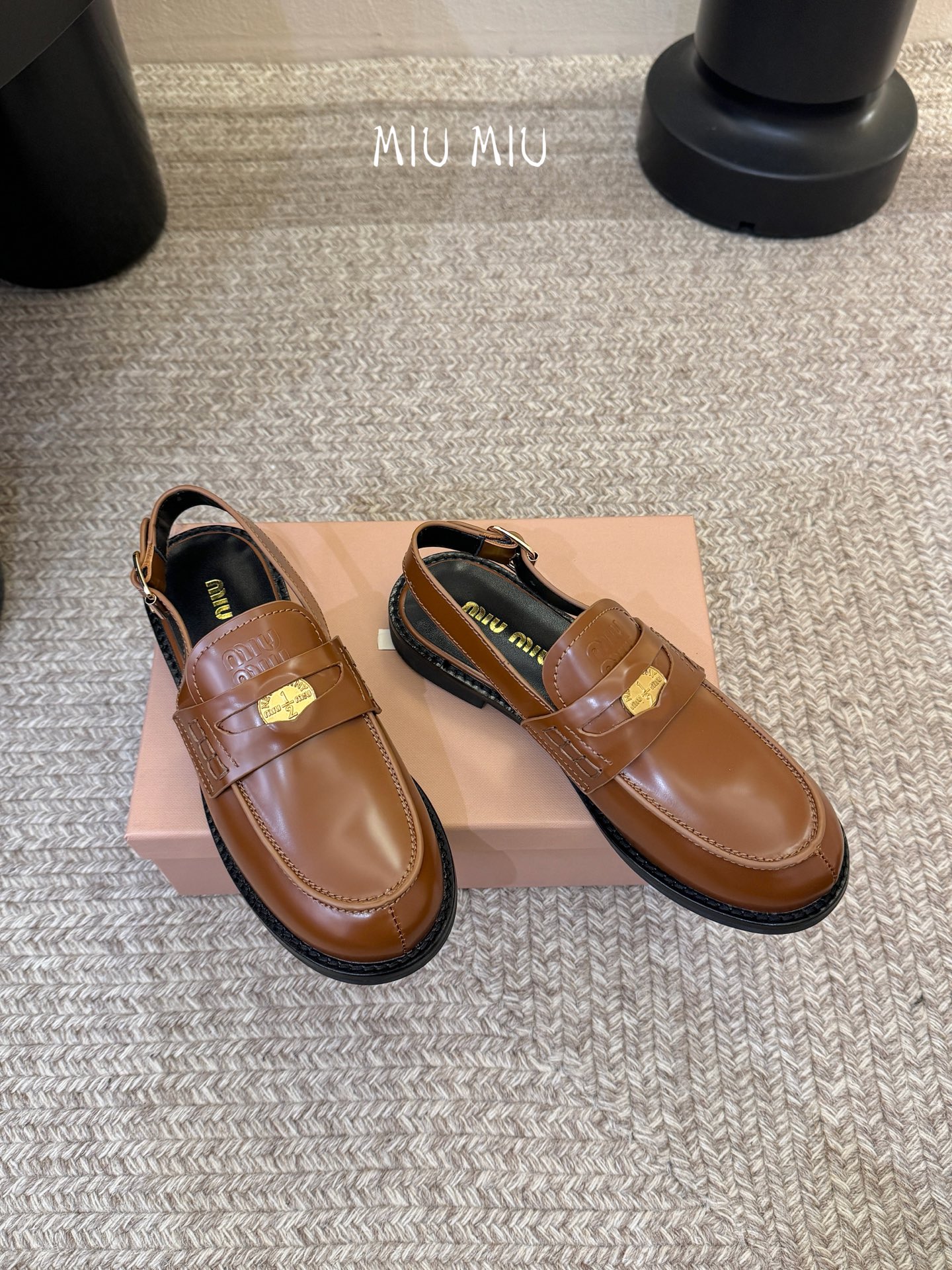 Miu Miu缪缪春夏最新款钱币后空乐福鞋 新出的‘小钱币’真的让人一整个心都融化✔️超多网红时尚博主种