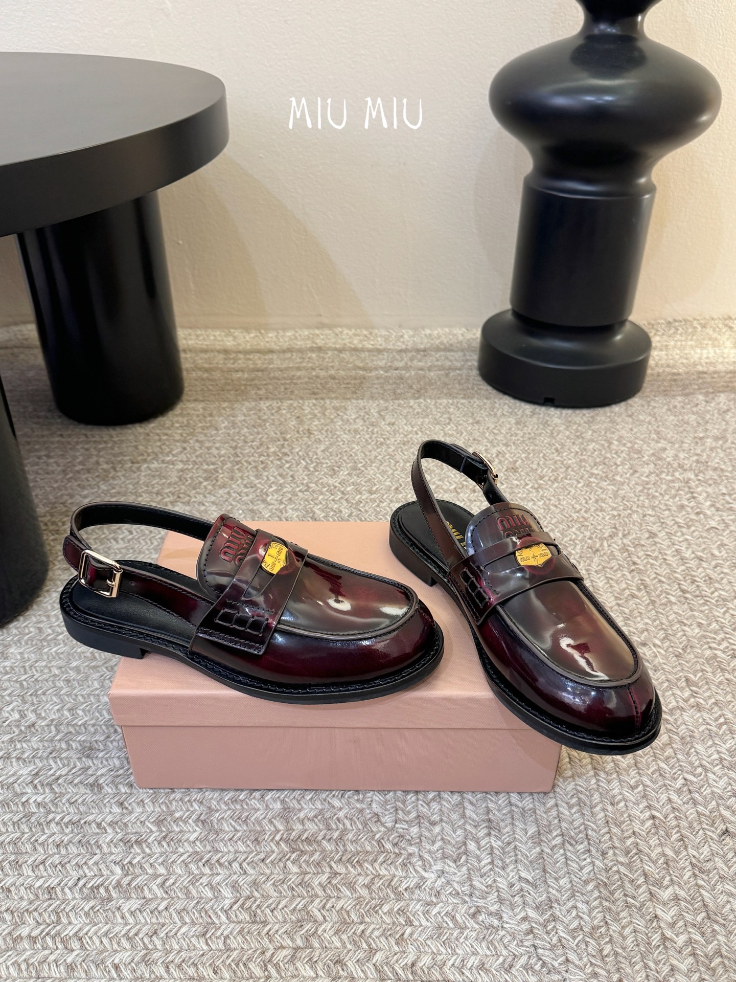 Miu Miu缪缪春夏最新款钱币后空乐福鞋 新出的‘小钱币’真的让人一整个心都融化✔️超多网红时尚博主种