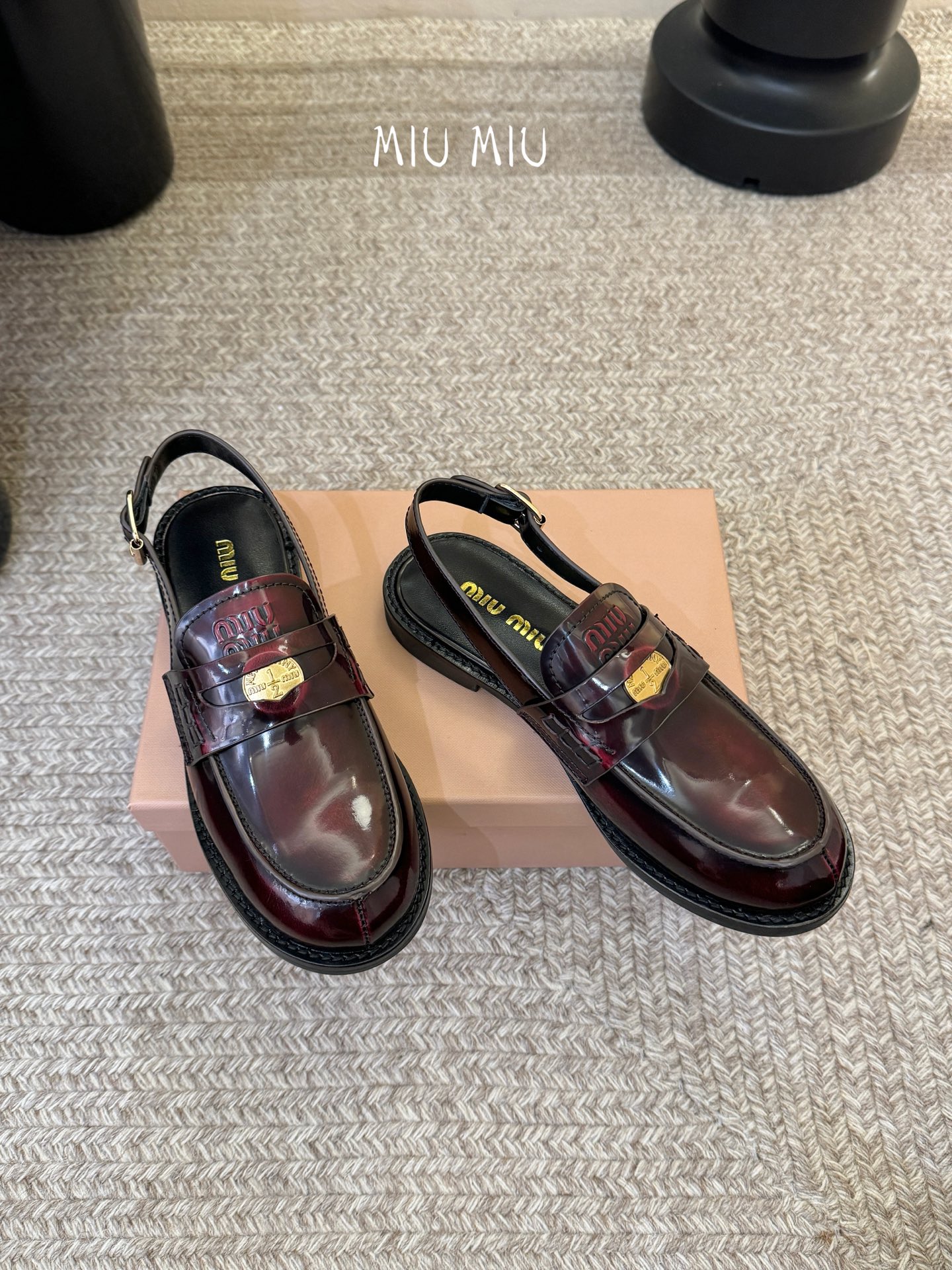 Miu Miu缪缪春夏最新款钱币后空乐福鞋 新出的‘小钱币’真的让人一整个心都融化✔️超多网红时尚博主种