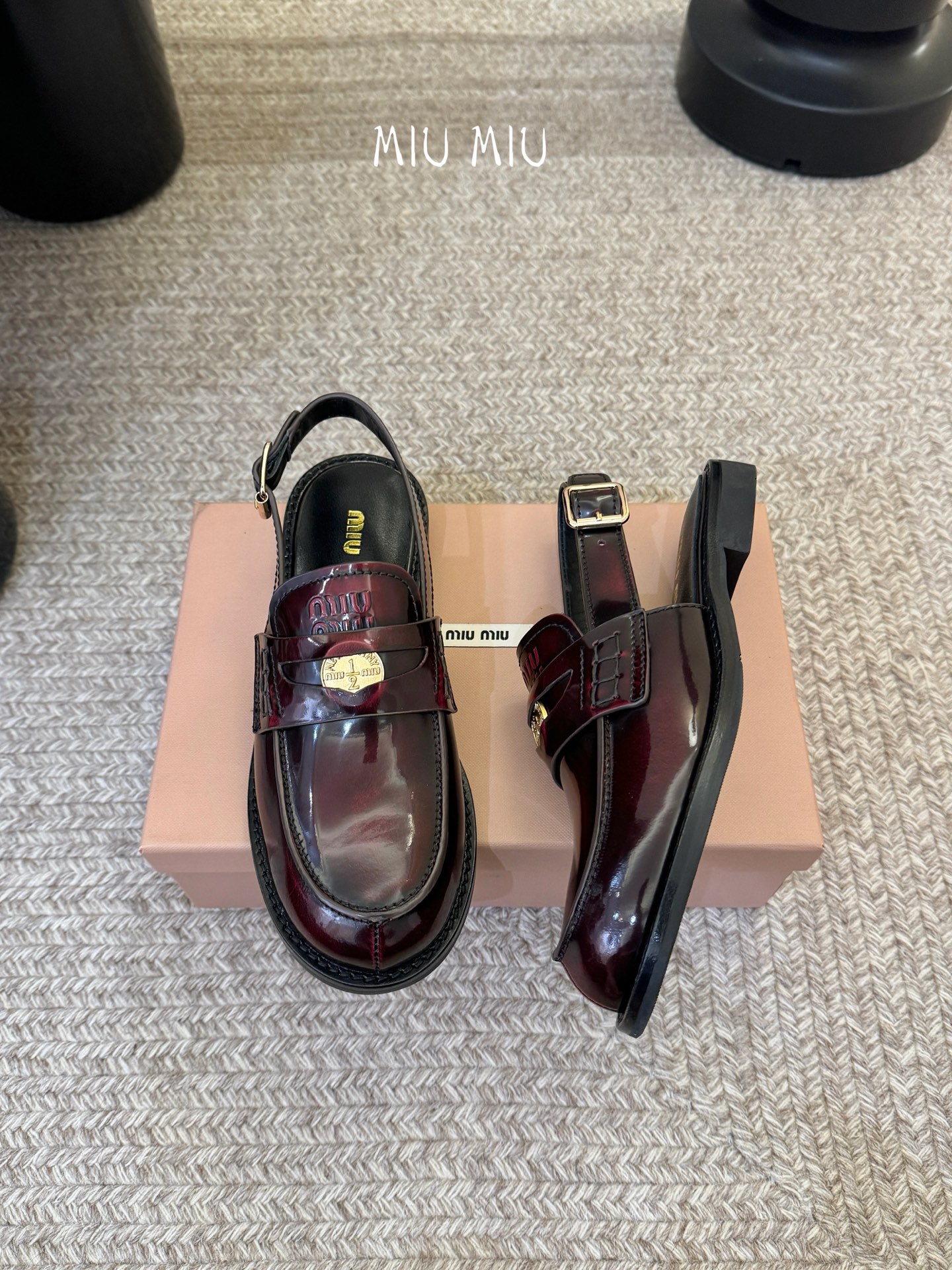 Miu Miu缪缪春夏最新款钱币后空乐福鞋 新出的‘小钱币’真的让人一整个心都融化✔️超多网红时尚博主种